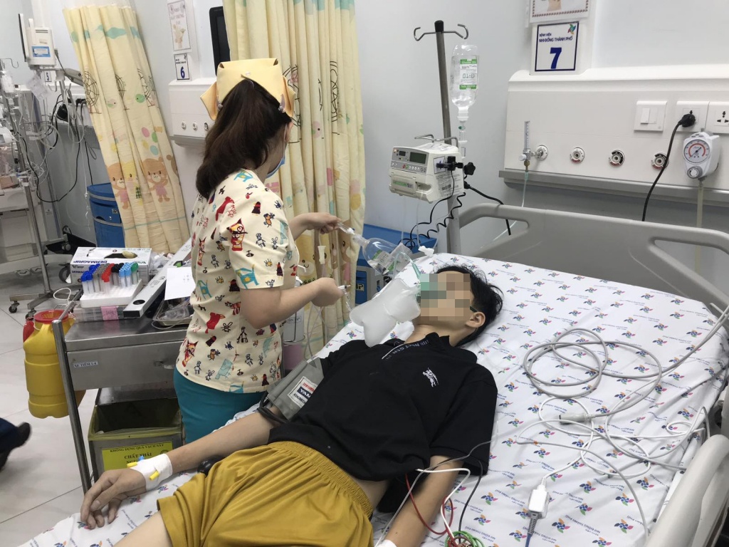 Nam sinh nguy kich sau khi uong thuoc diet co hinh anh