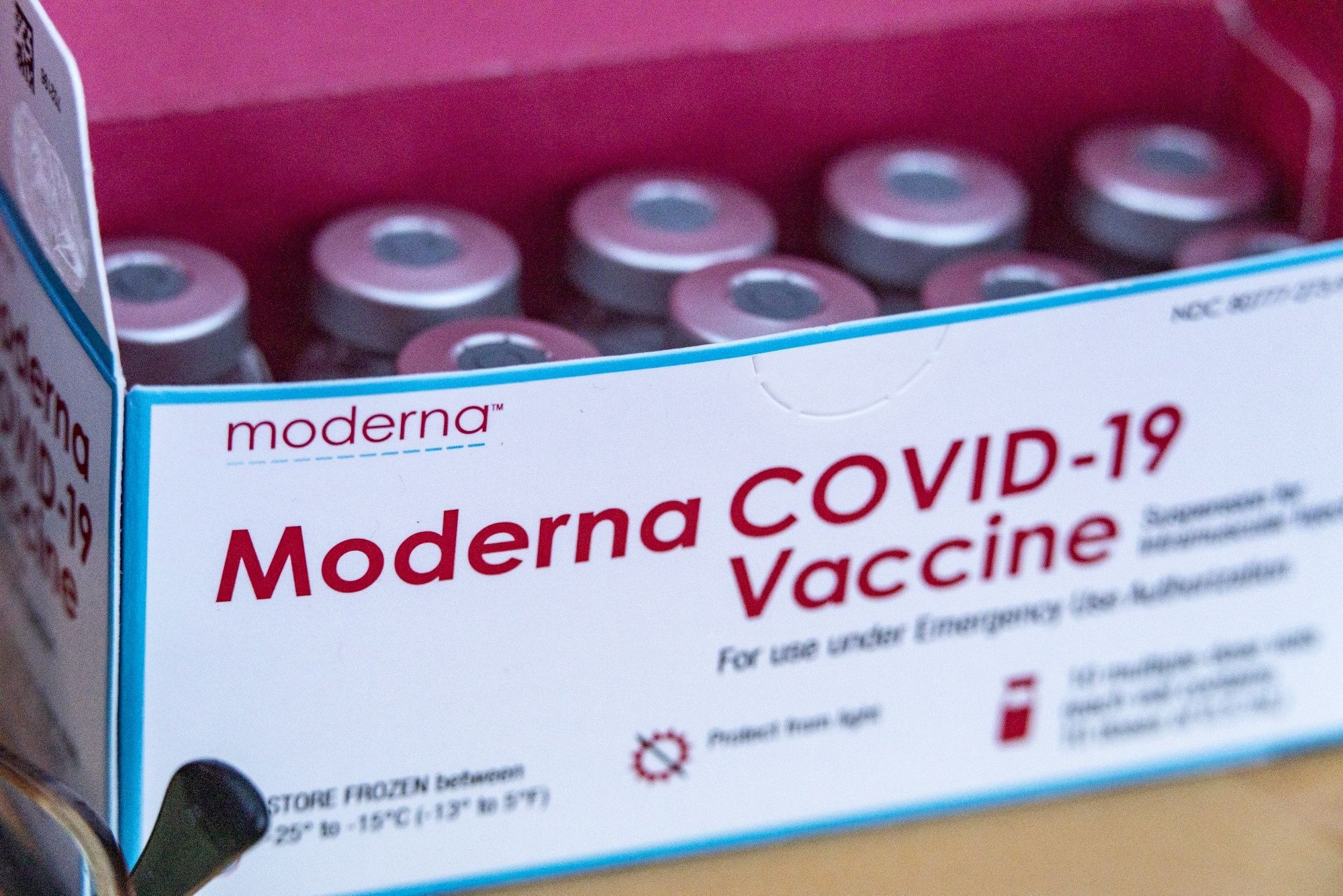 Bo Y te ho tro TP.HCM tiep can vaccine Covid-19 cua Moderna hinh anh
