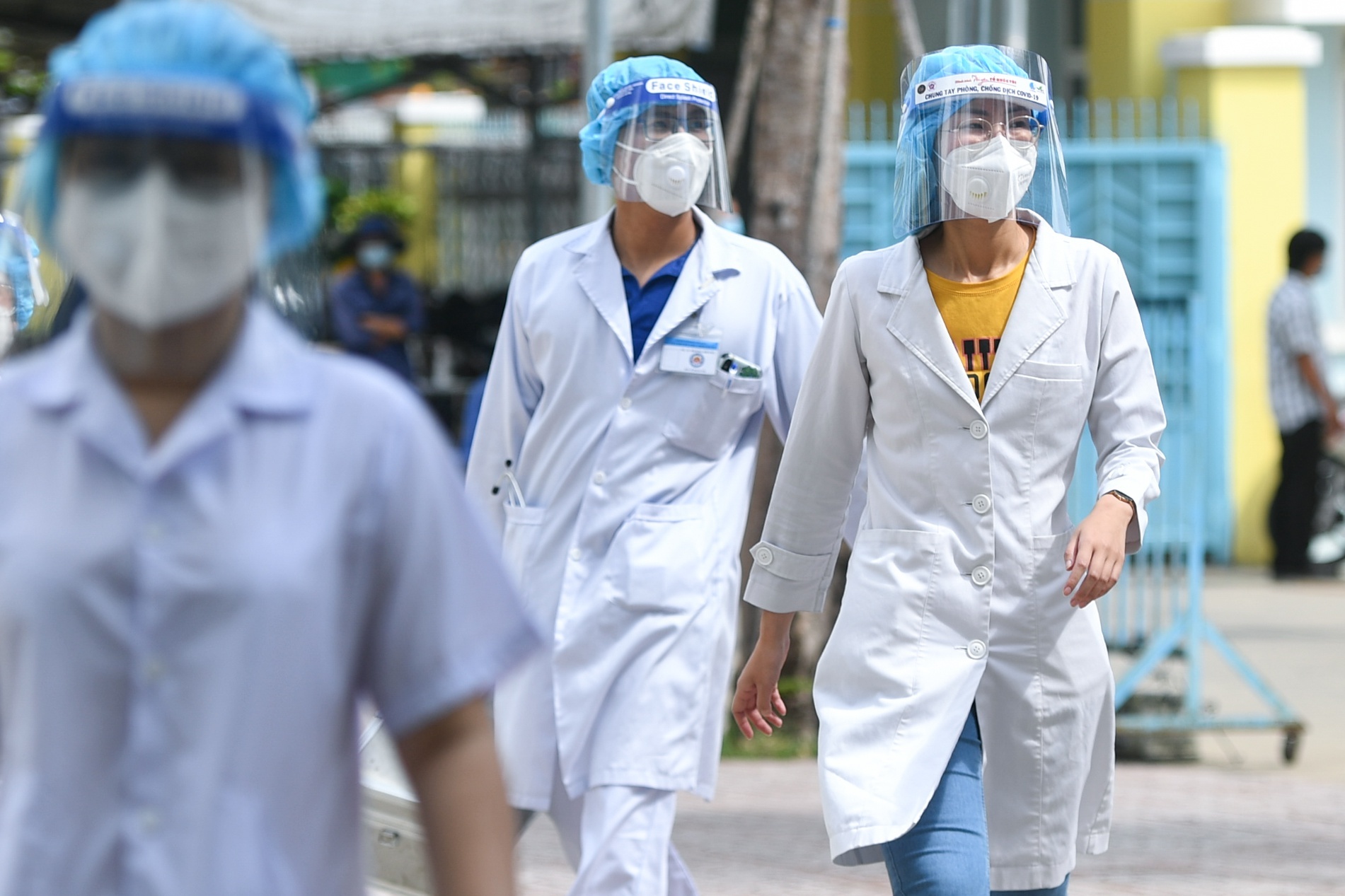 TP.HCM tang cuong hon 1.200 nhan vien y te de tiem vaccine Covid-19 hinh anh