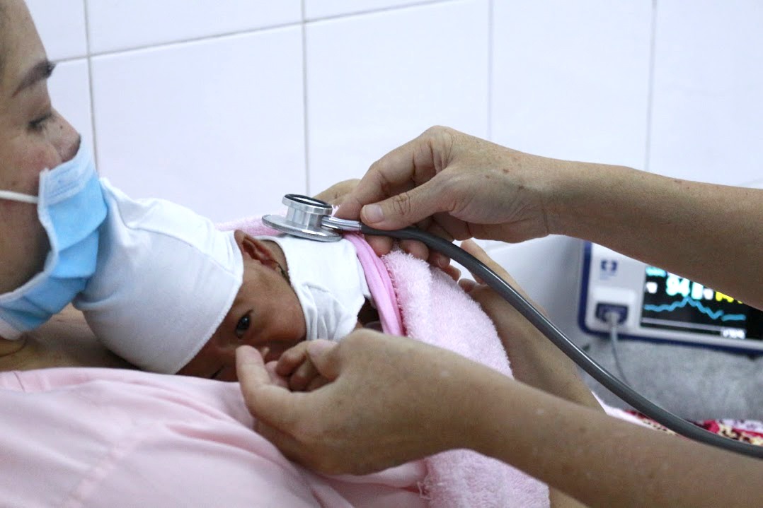 Be so sinh o Can Tho mac benh tim hiem gap hinh anh