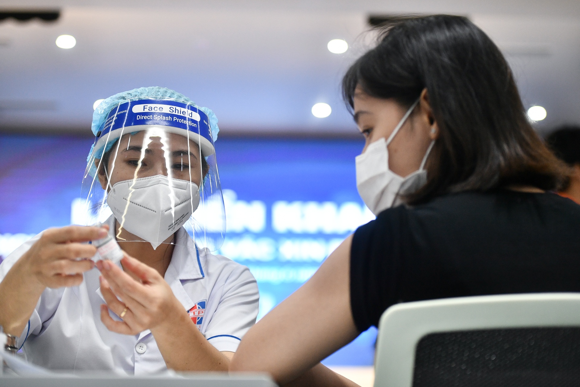 Hon 2 trieu nguoi o TP.HCM sap duoc tiem vaccine Covid-19 mui 2 hinh anh