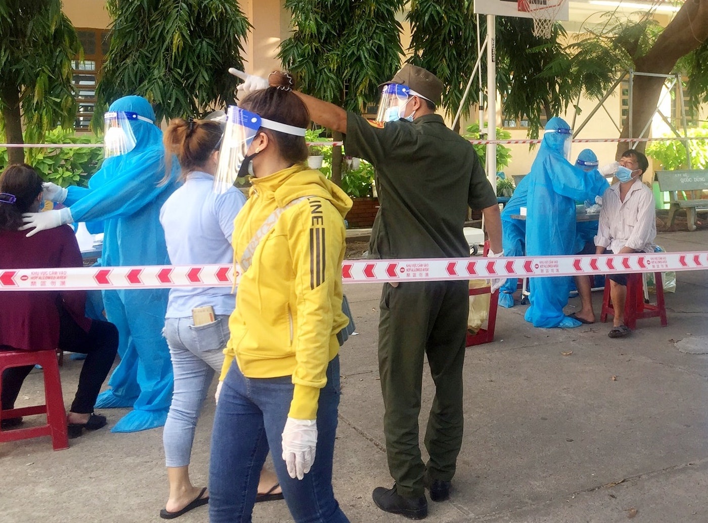 Tiem mot mui vaccine Covid-19 anh 1