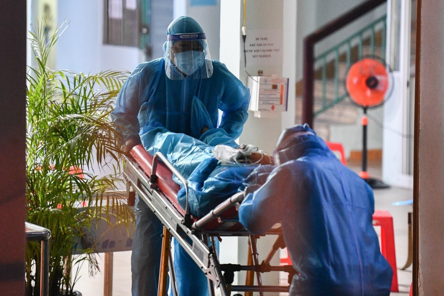 Nhieu benh nhan Covid-19 chuyen nang nhanh, TP.HCM ra van ban khan hinh anh