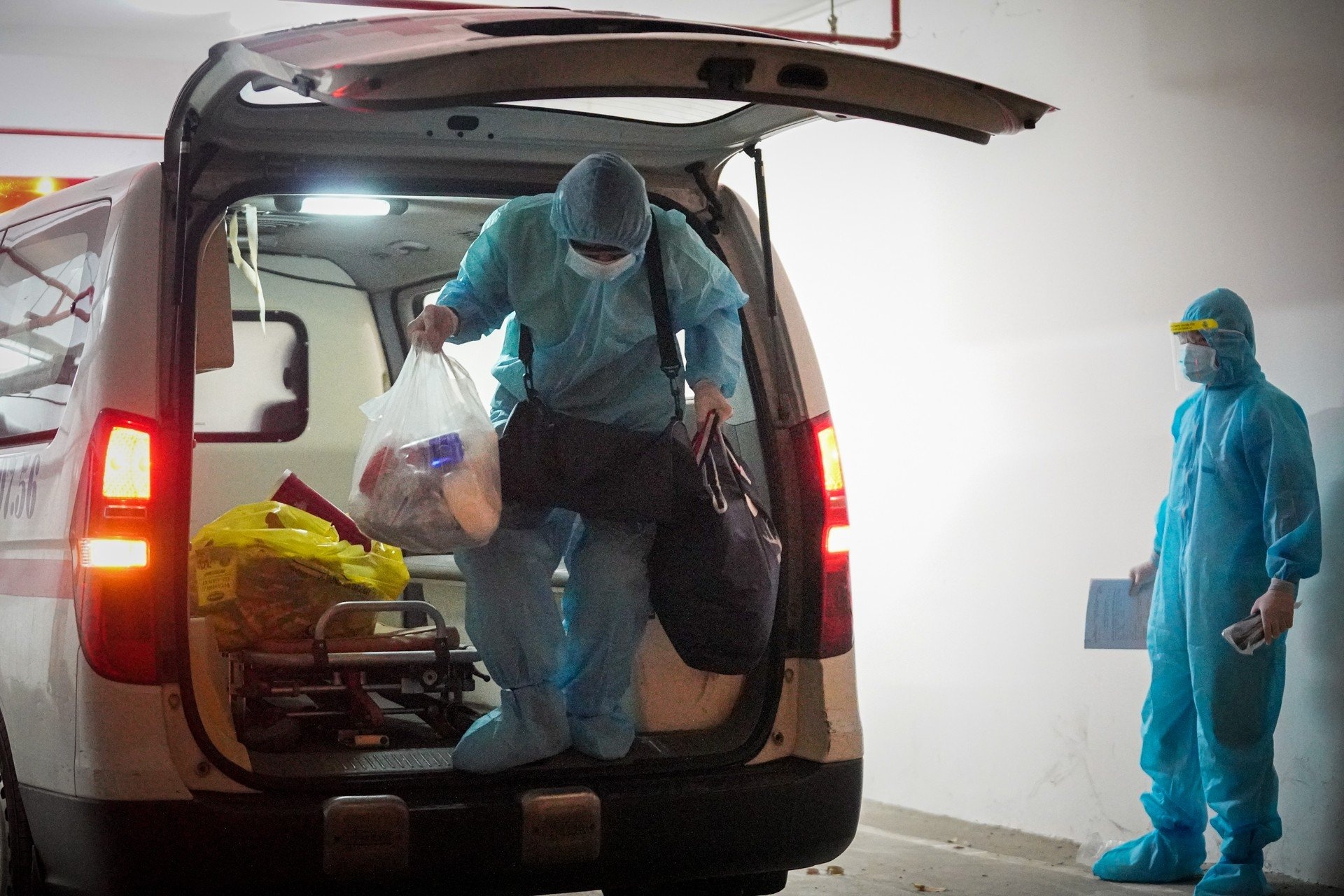 PGS.TS Do Van Dung: 'Muon giam qua tai, nen cach ly F0 tai nha tu dau' hinh anh