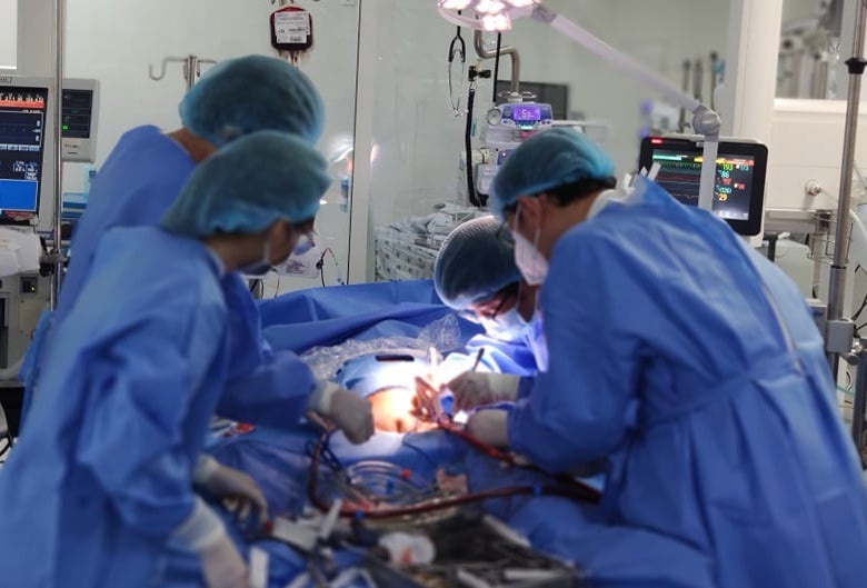 Be gai nguy kich sau 2 ngay sot va danh trong nguc hinh anh