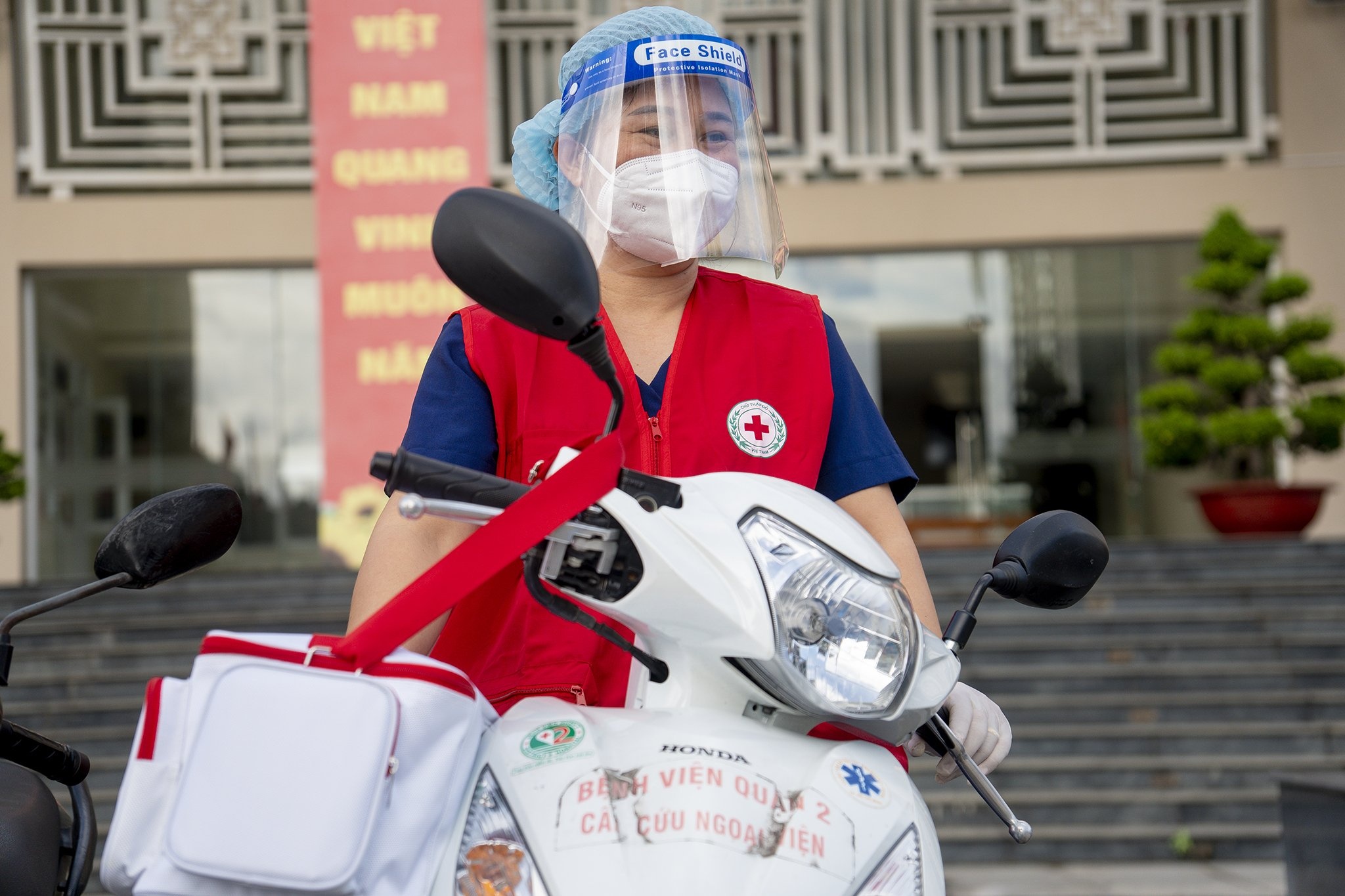 Xe luu dong den tung hem tiem vaccine cho nguoi dan TP.HCM hinh anh