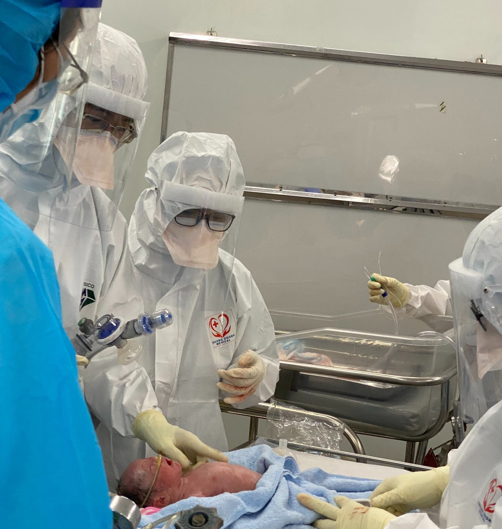 dich Covid-19 bung phat lan 4 anh 1