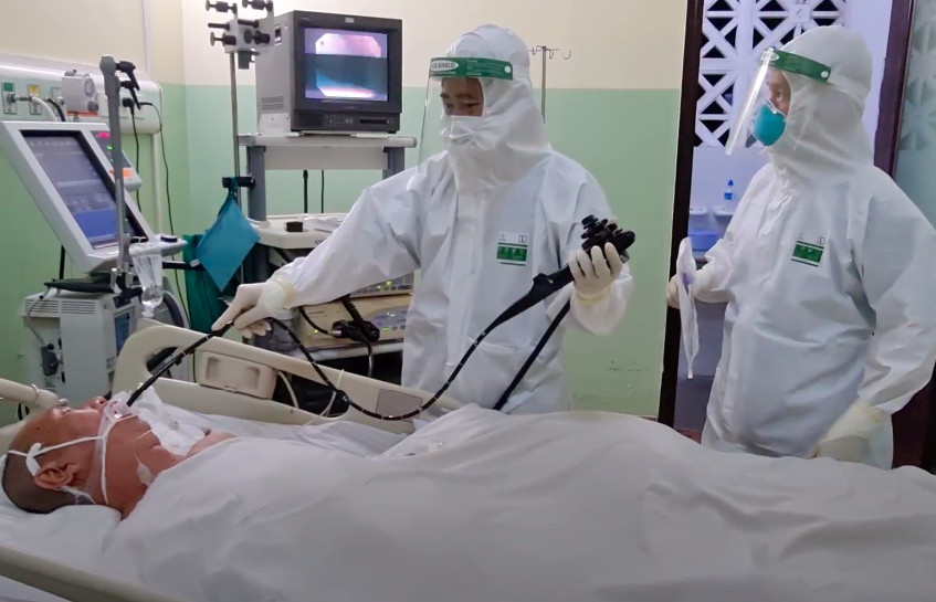 Bac si thiet ke cho hai benh nhan Covid-19 dung chung may ECMO hinh anh