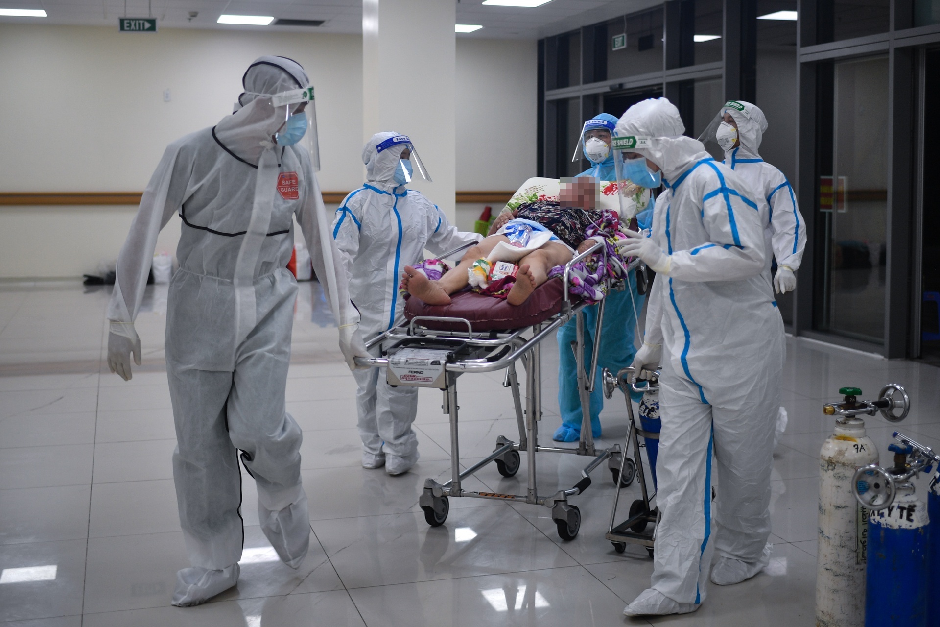 Benh vien Hoi suc Covid-19 TP.HCM can them nhan luc hinh anh