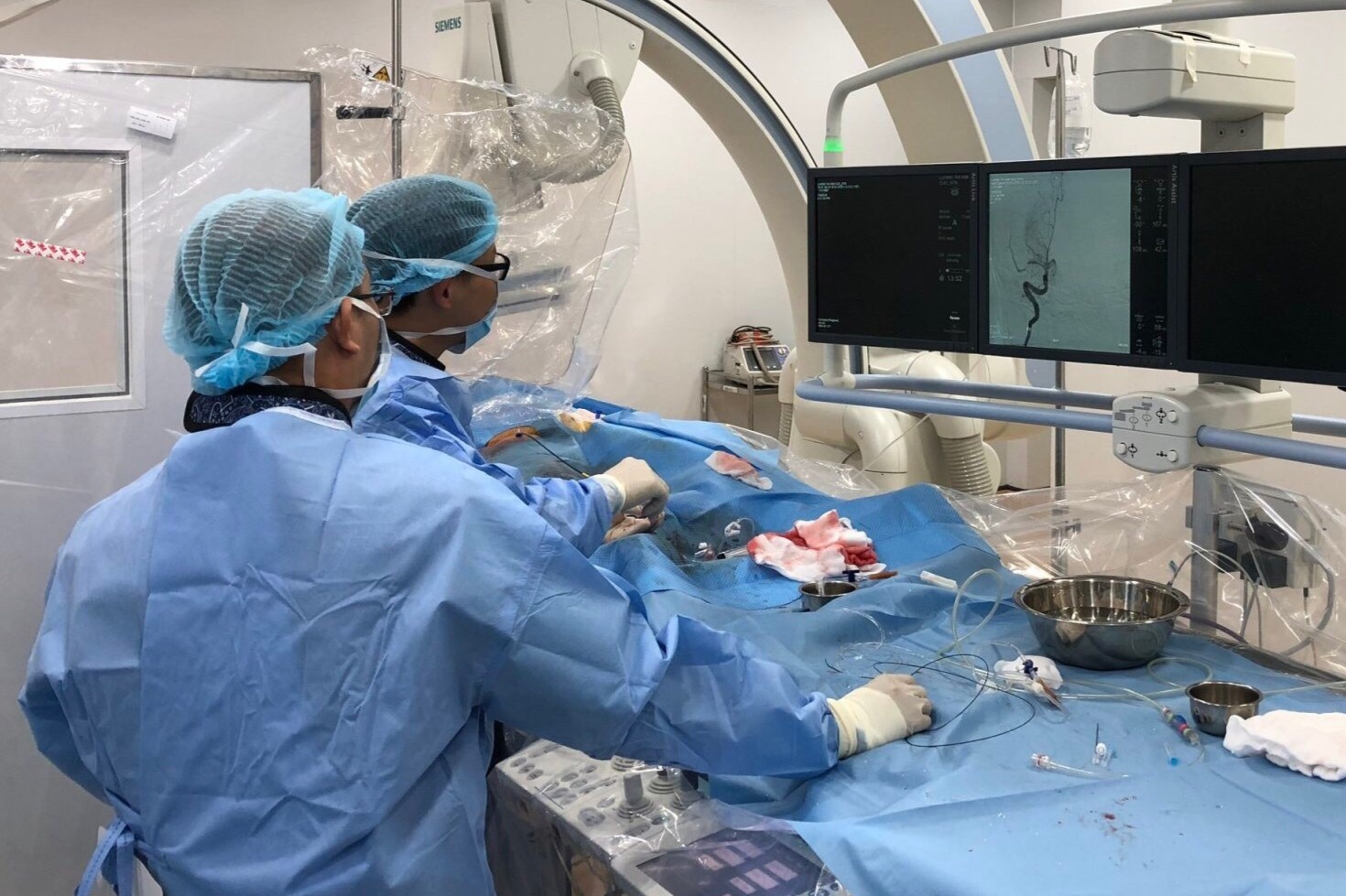 Benh nhan dot ngot bi liet nua nguoi do dot quy hinh anh