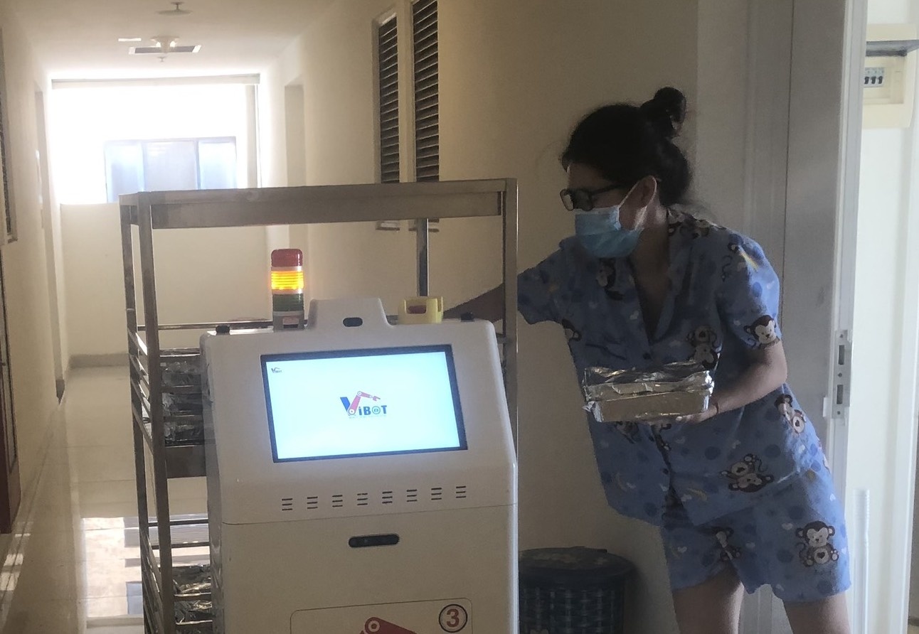 Benh vien da chien o TP.HCM dung robot de dua com cho F0 hinh anh