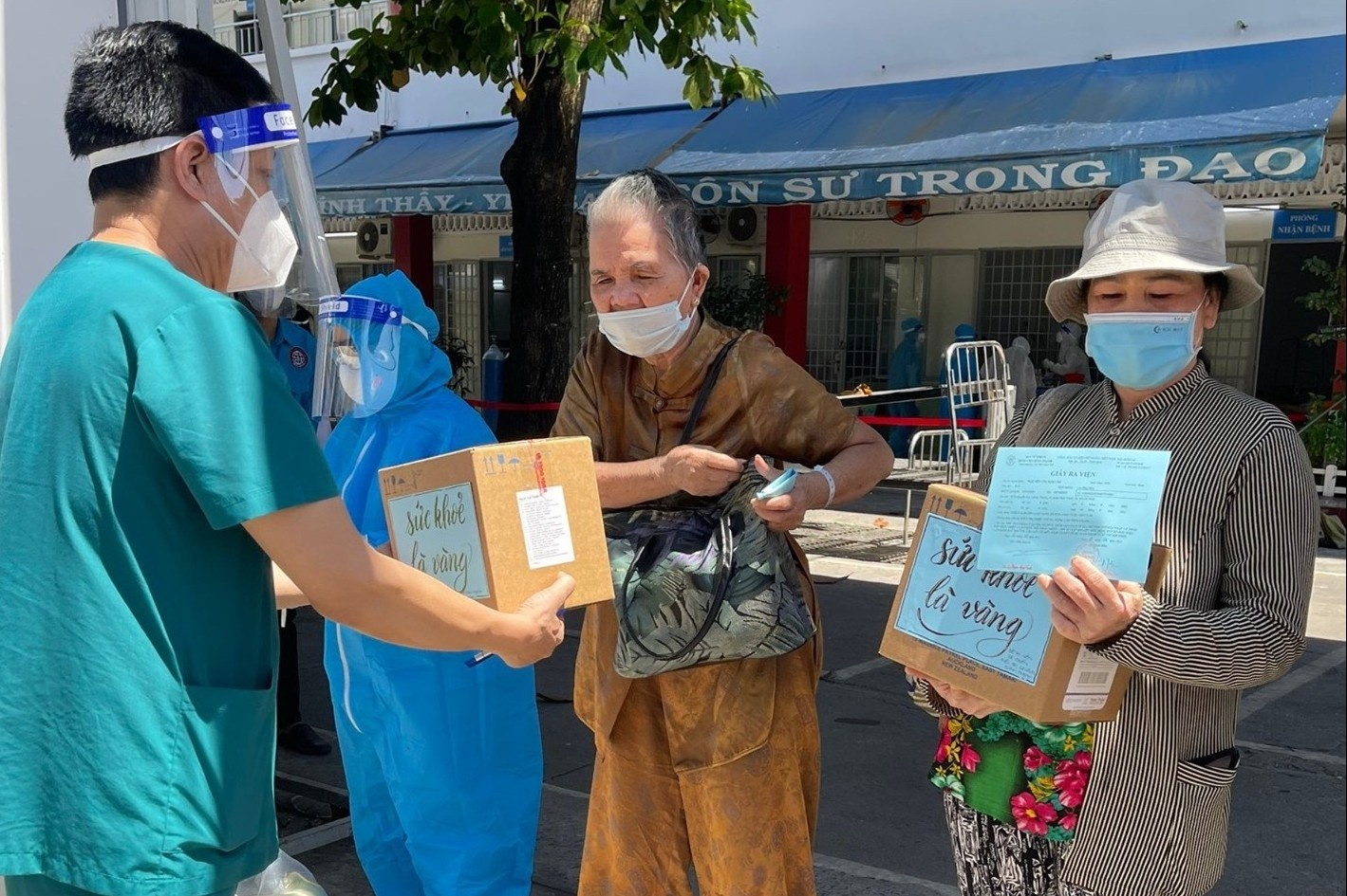 Tung nguy kich, 6 F0 o TP.HCM duoc cong bo khoi Covid-19 hinh anh