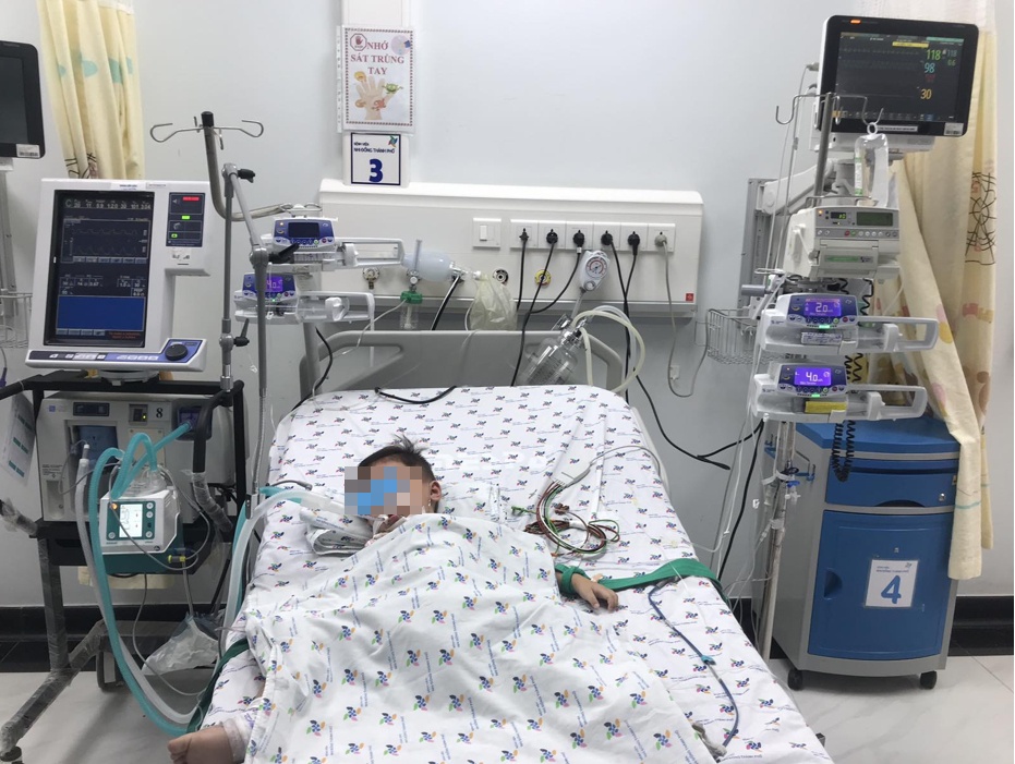 Be trai nguy kich sau khi nga xuong ao hinh anh