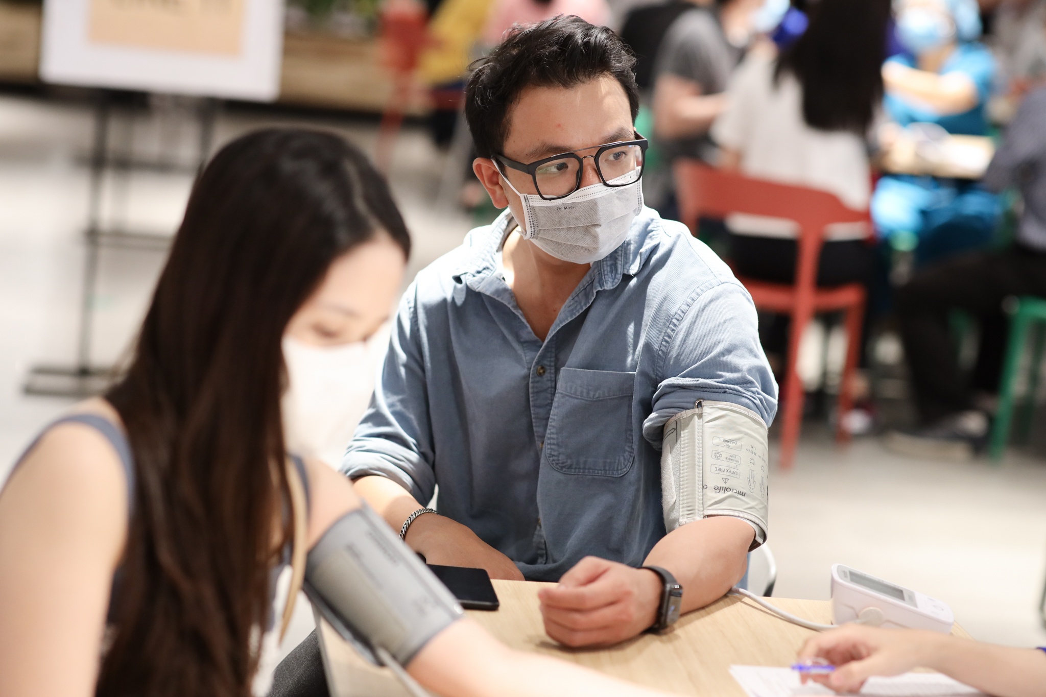 Chuyen gia de xuat bo do huyet ap truoc khi tiem vaccine Covid-19 hinh anh