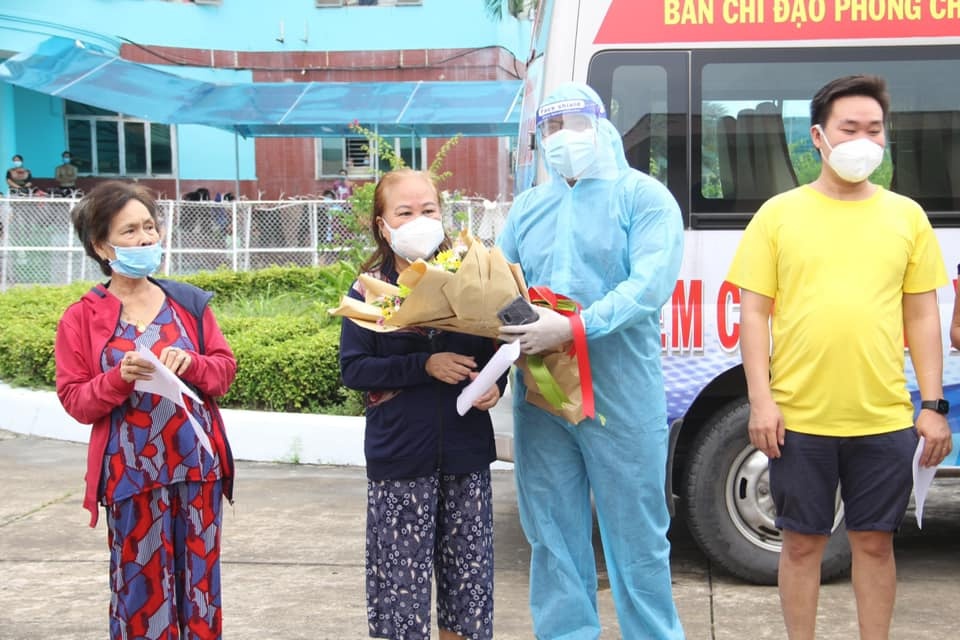 Tung nguy kich, 8 nguoi duoc chua khoi Covid-19 o TP.HCM hinh anh