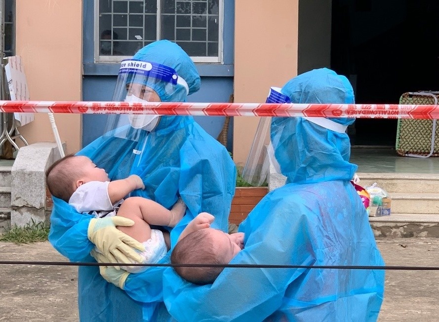 tre mac Covid-19 chuyen nang anh 2