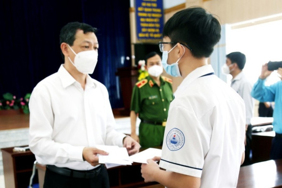 BV Cho Ray ho tro hoc sinh mat cha me vi Covid-19 hinh anh