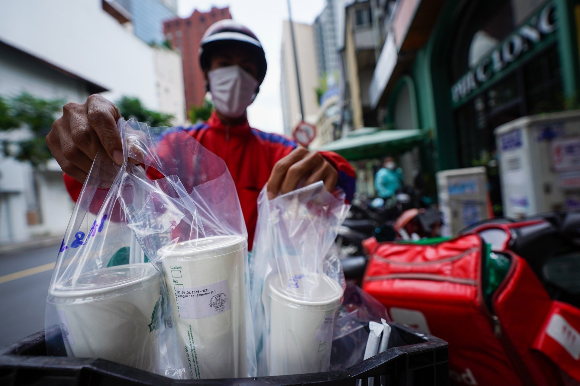 Tam diem Covid-19: Co the lay nhiem nCoV thong qua giao nhan hang? hinh anh