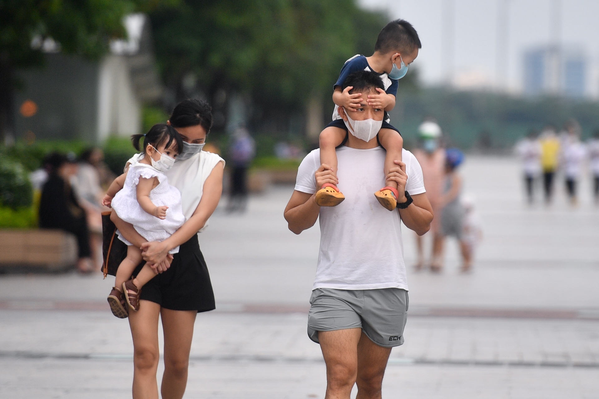 Vi sao can than trong khi cho tre nho o TP.HCM ra duong? hinh anh