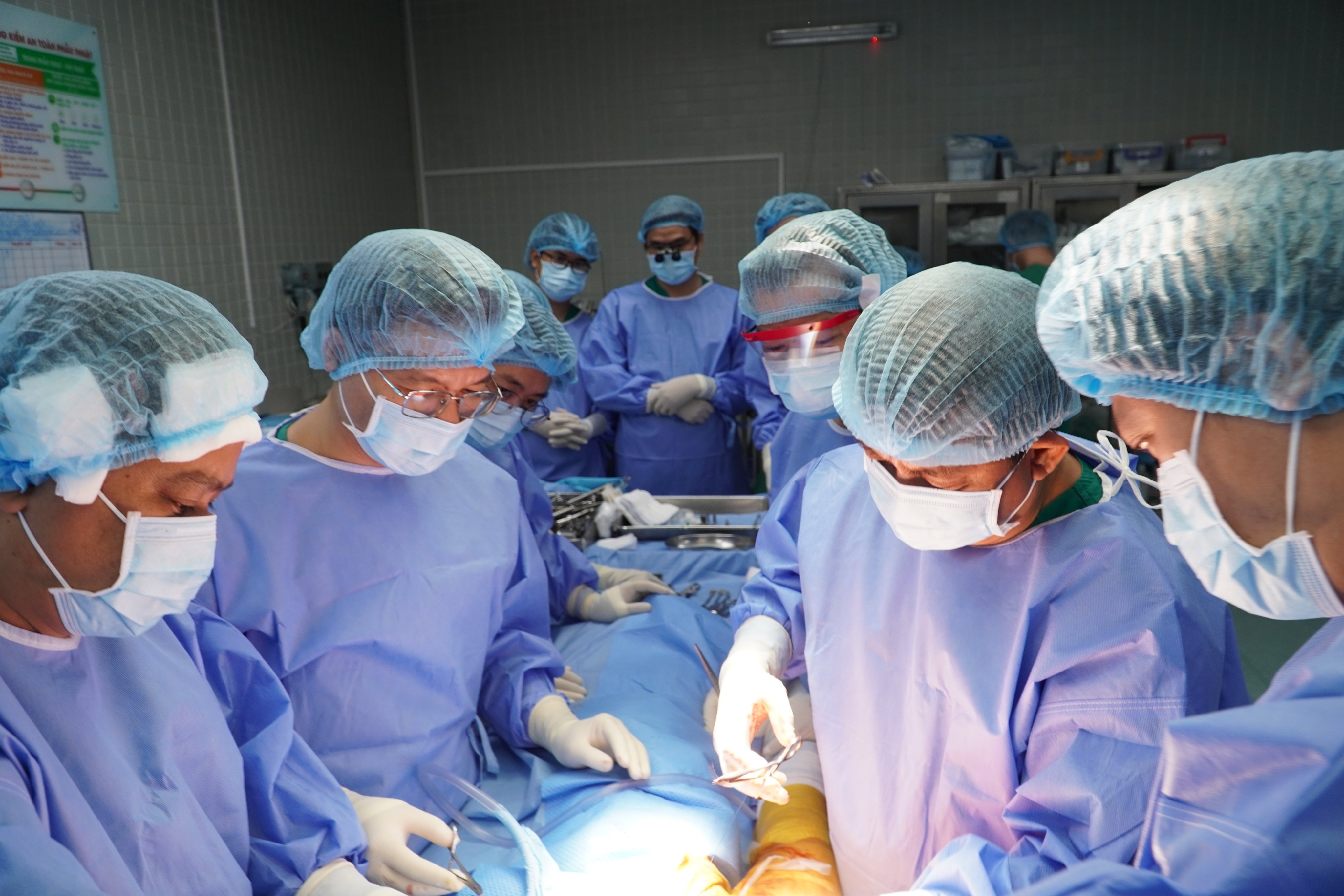 Ca phau thuat thay the khop hang bang titanium dau tien o Viet Nam hinh anh