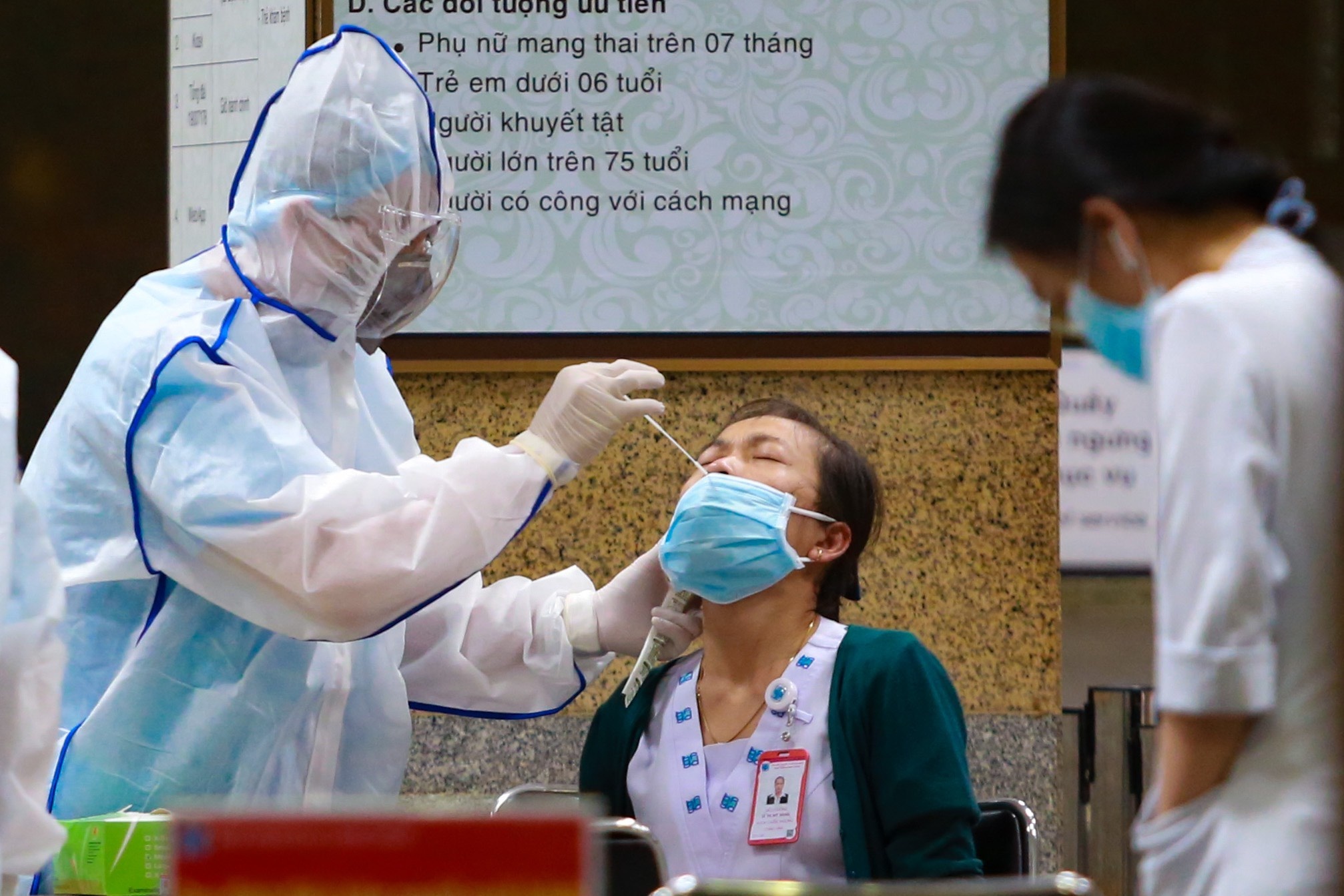 Ai duoc mien phi khi xet nghiem Covid-19 tai benh vien? hinh anh