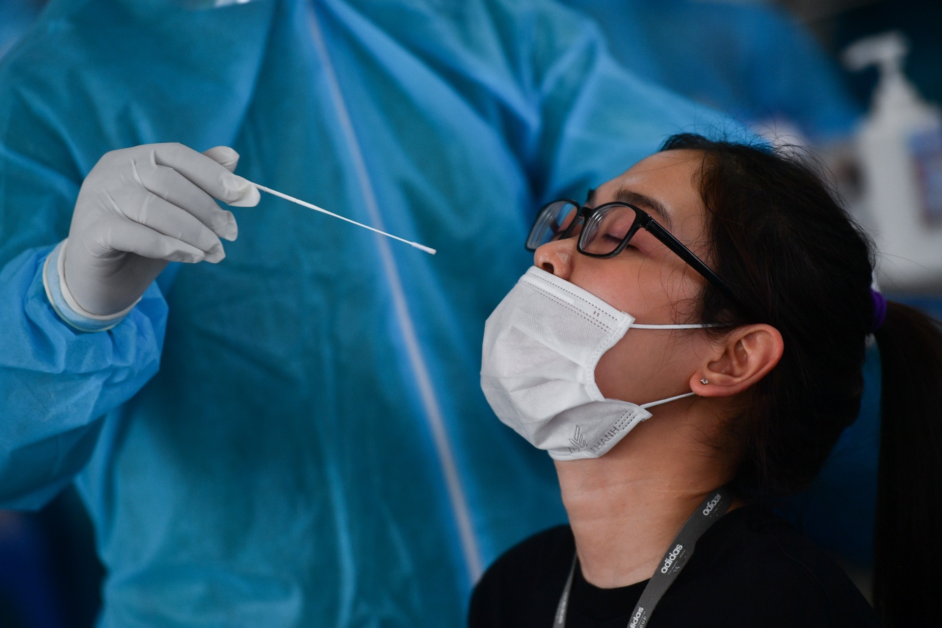 Nguoi tiem du lieu vaccine o TP.HCM co can xet nghiem Covid-19? hinh anh