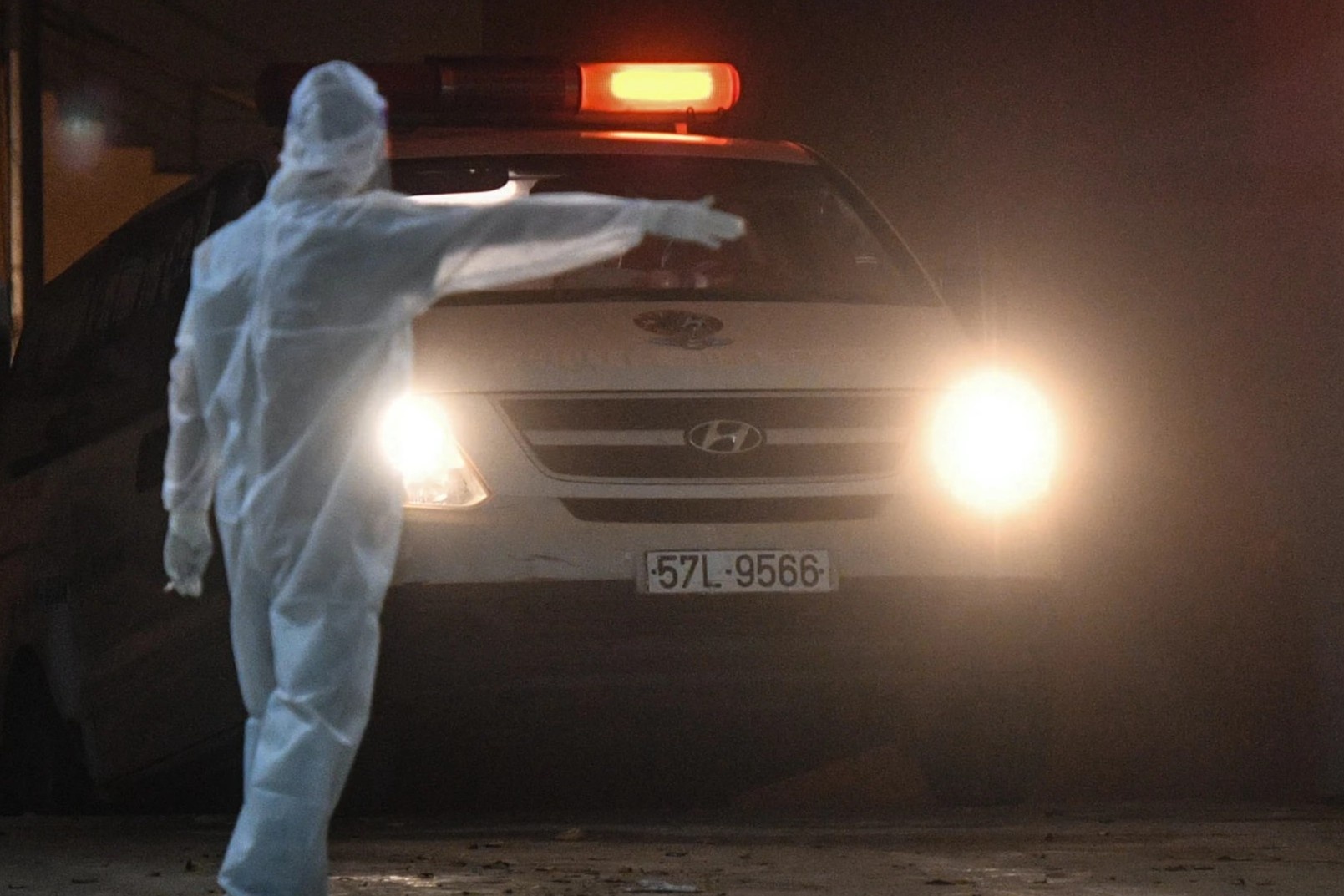 Lam gi neu benh vien o TP.HCM tu choi tiep nhan nguoi mac Covid-19? hinh anh