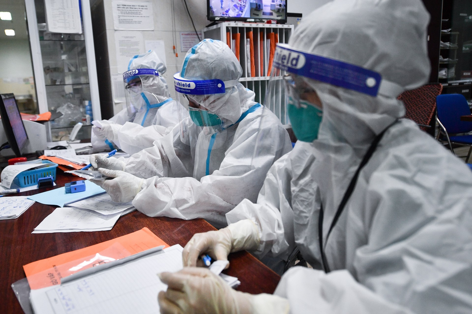 Nhieu o dich Covid-19 o Ha Noi tiep tuc co them F0 hinh anh