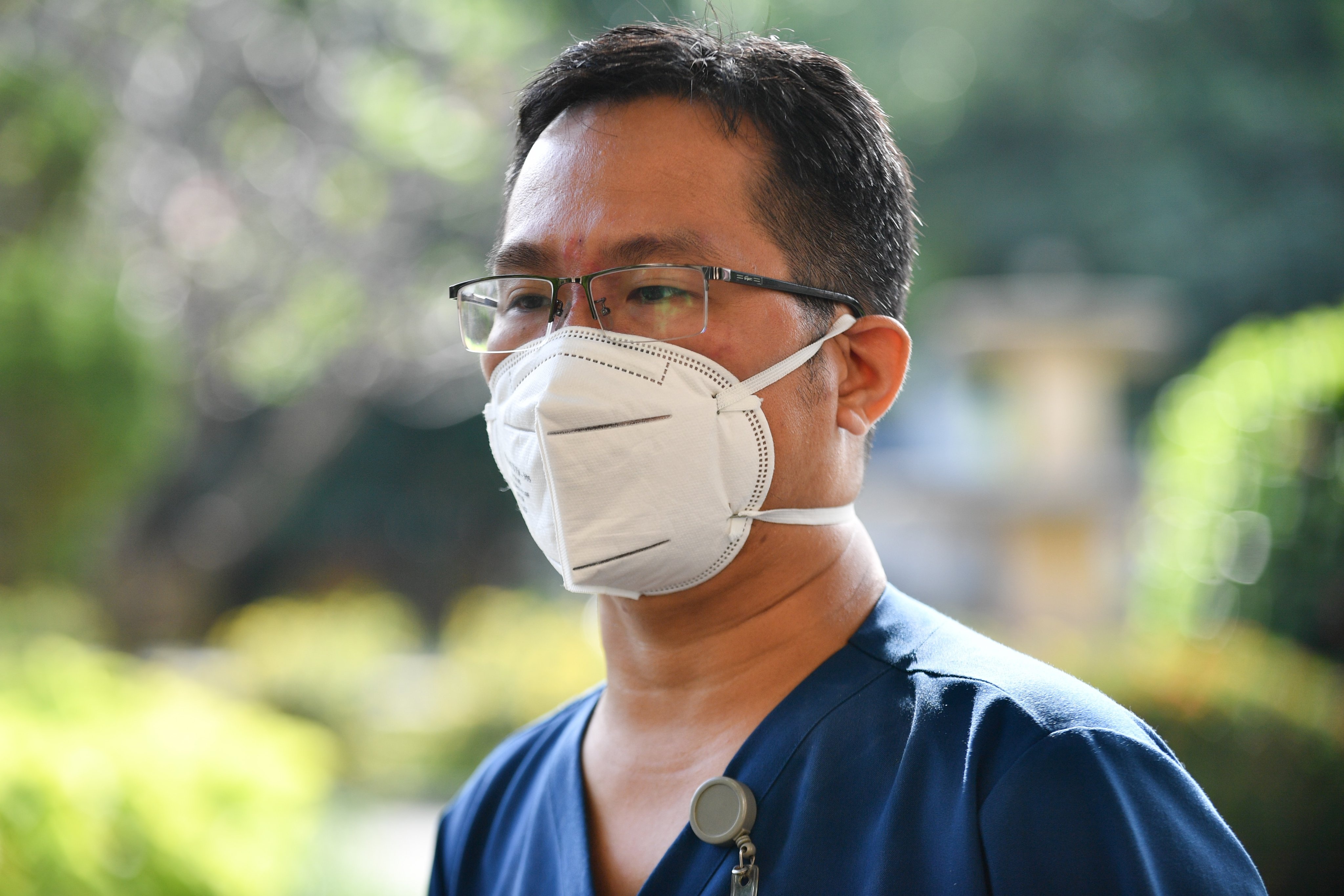 nguoi cao tuoi nguy co mac Covid-19 anh 1