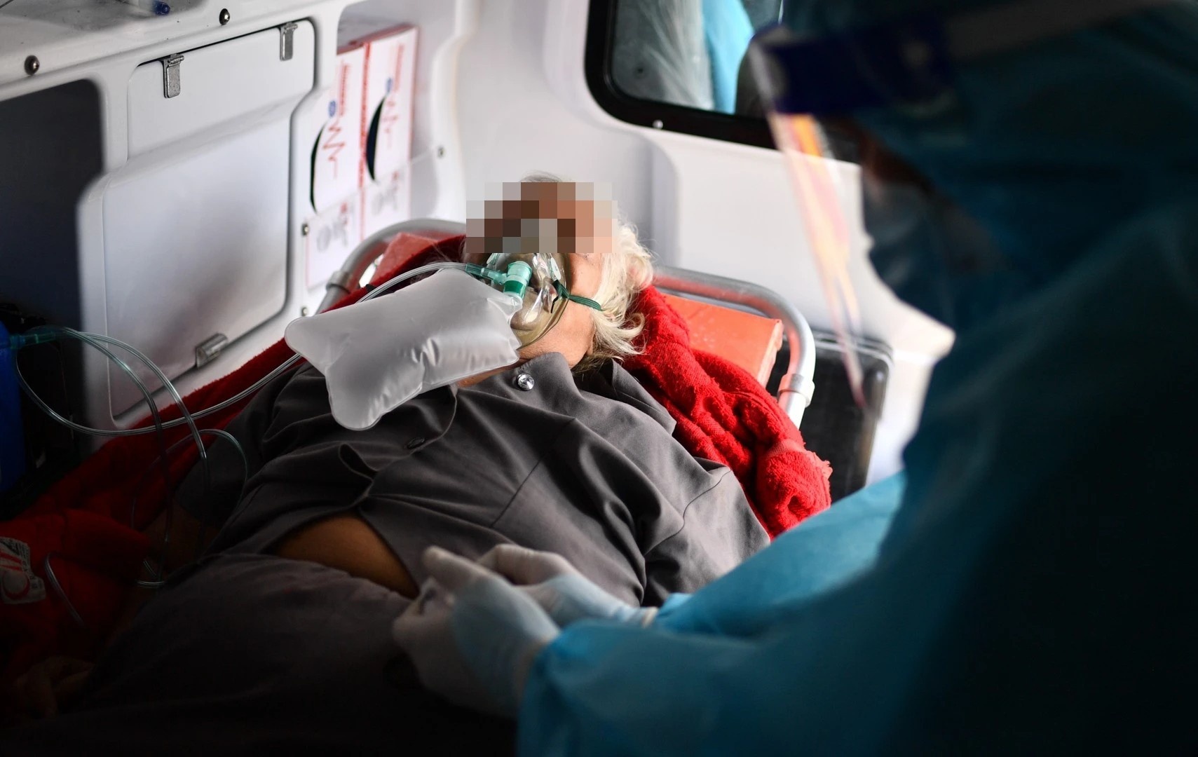 BS Truong Huu Khanh: 'Bao ve bang duoc nguoi cao tuoi truoc Covid-19' hinh anh