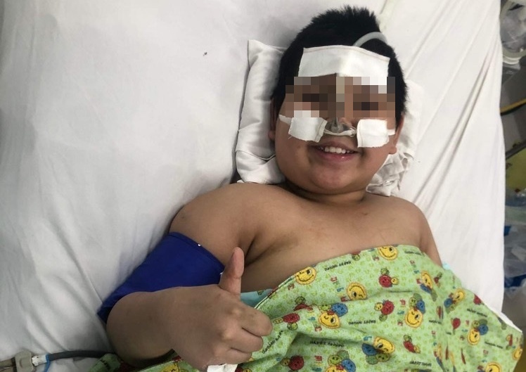 Cuu be trai 9 tuoi nguy kich do mac Covid-19 kem beo phi hinh anh