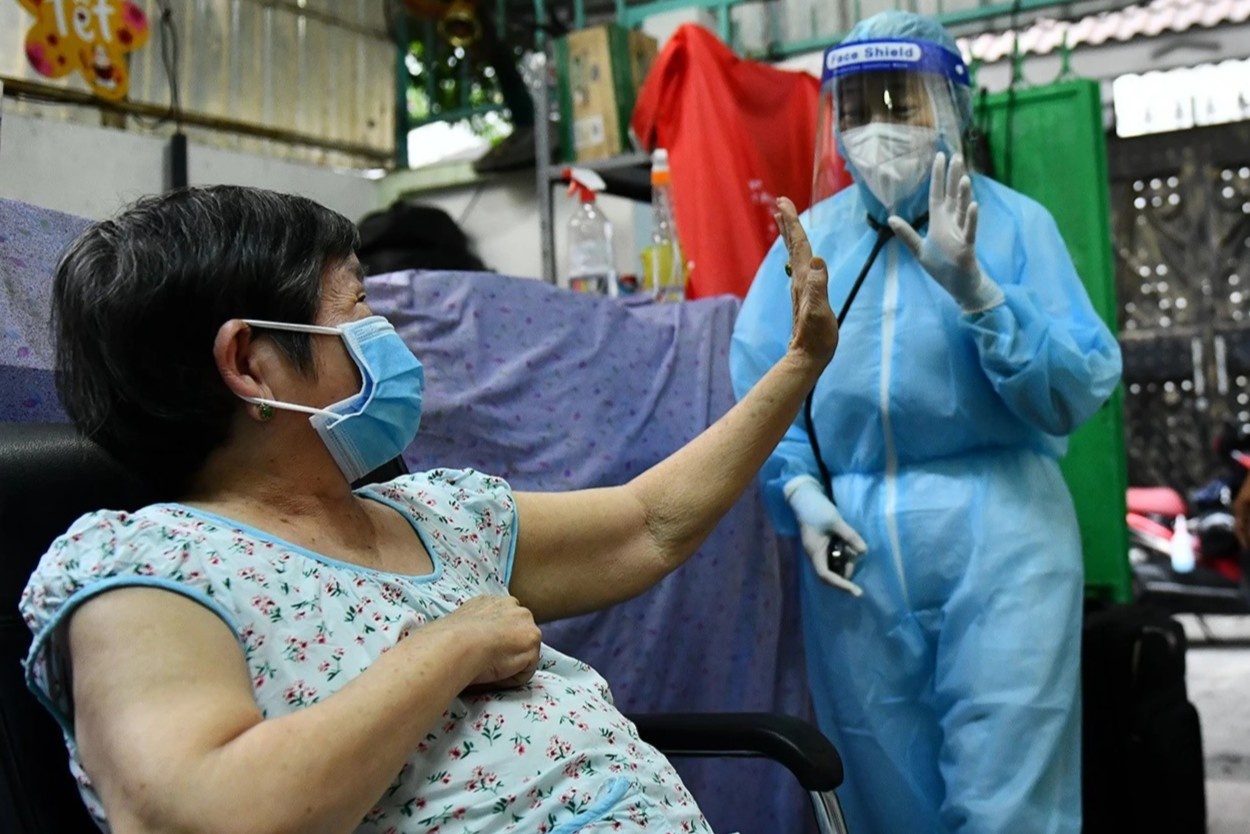 TP.HCM tang toc thuyet phuc nguoi nguy co cao tiem vaccine Covid-19 hinh anh