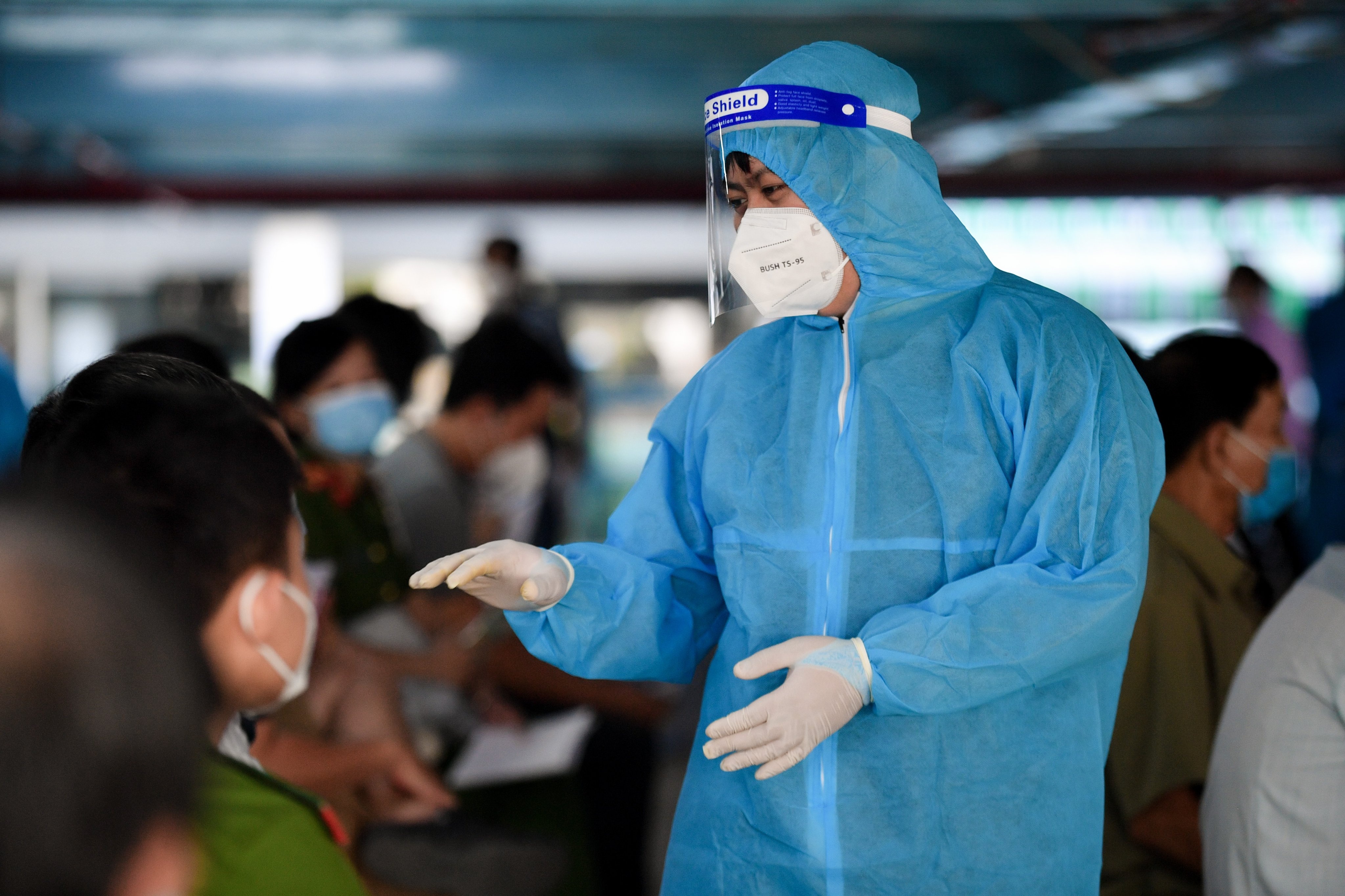 Nguoi dan TP.HCM vui mung khi duoc tiem mui 3 vaccine Covid-19 hinh anh