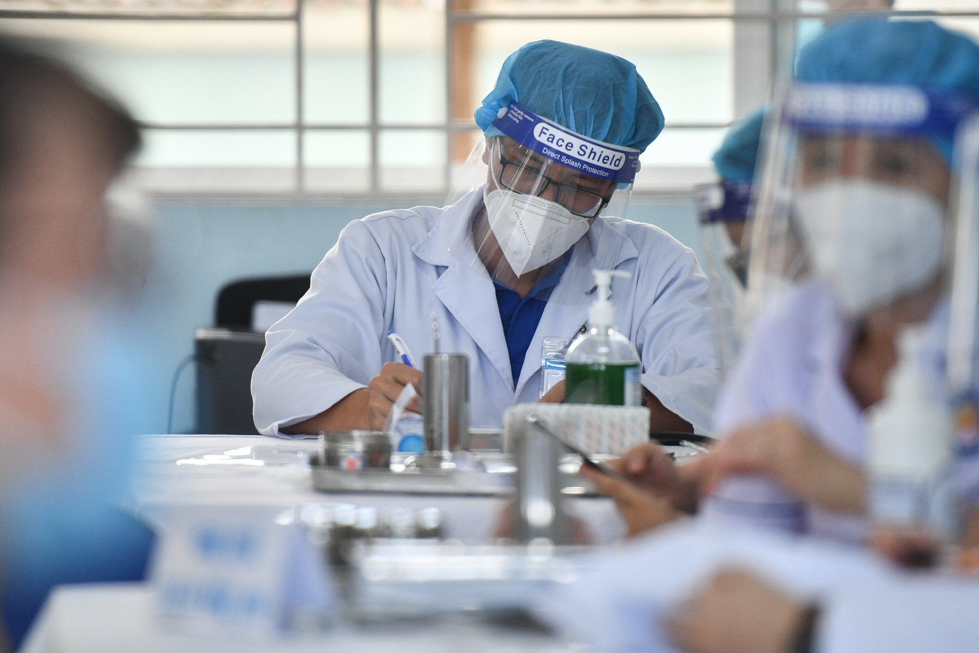 TP.HCM bat dau tiem vaccine mui 3 va lieu bo sung tu hom nay hinh anh