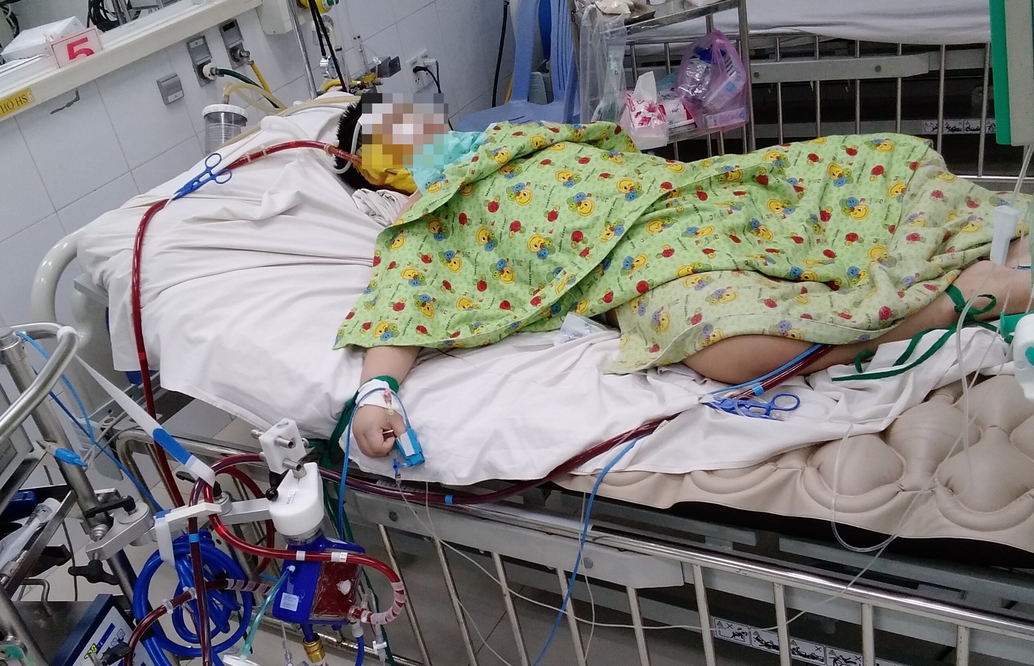 tre mac Covid-19 nhap vien o TP.HCM anh 1