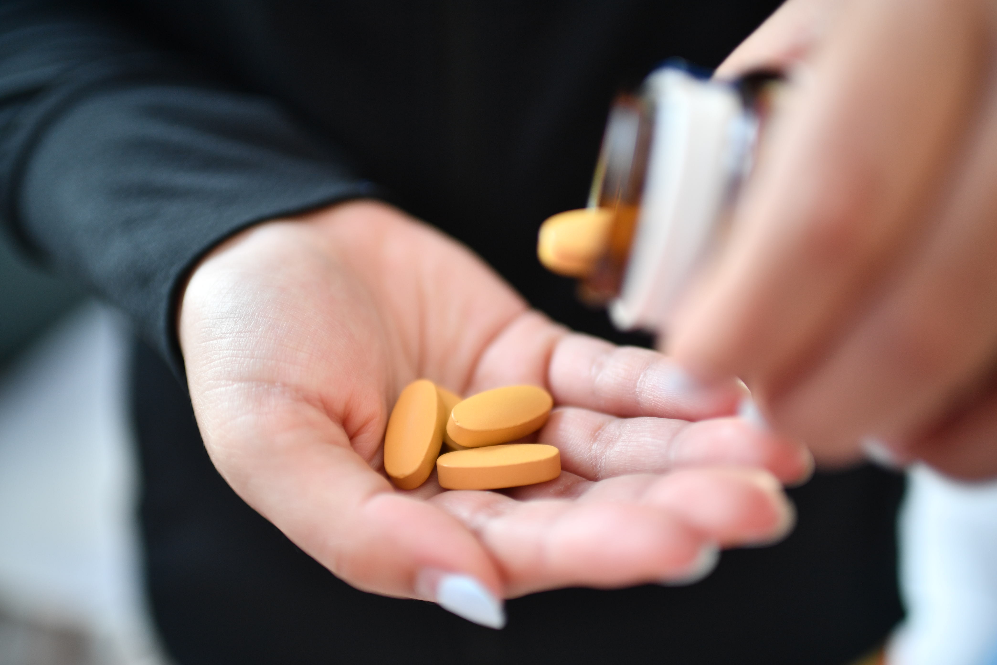 Sai lam khi dung thuoc khien nhieu F0 tai nha chuyen bien nang hinh anh