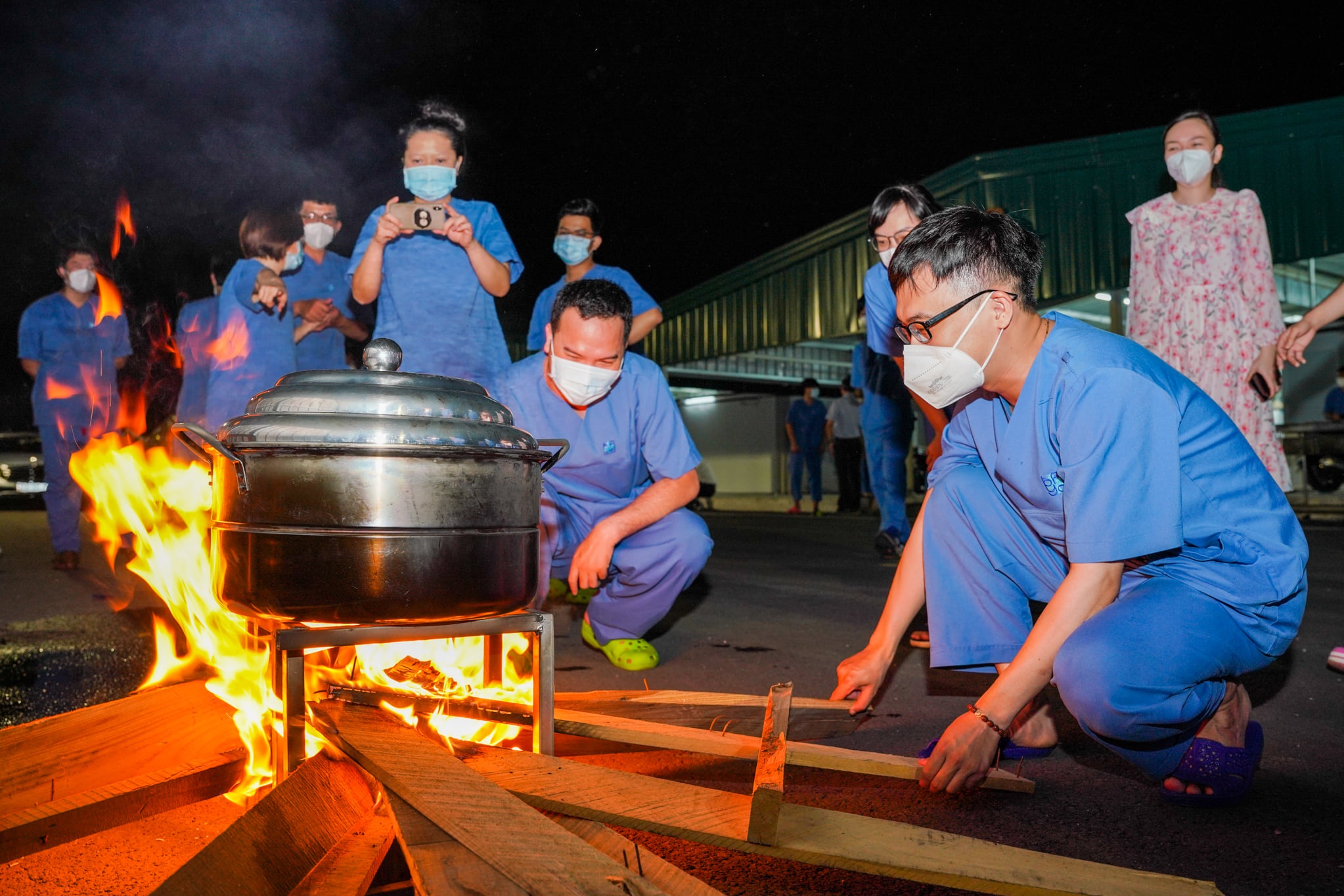 Dem giao thua tai trung tam hoi suc Covid-19 o TP.HCM hinh anh