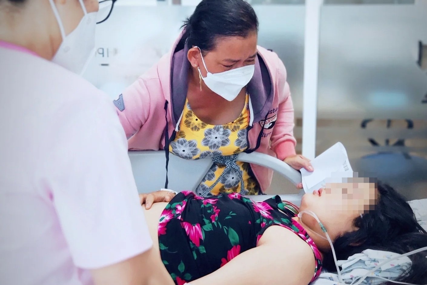 Be gai 13 tuoi nguy kich do uong qua nhieu nuoc ngot va banh keo hinh anh