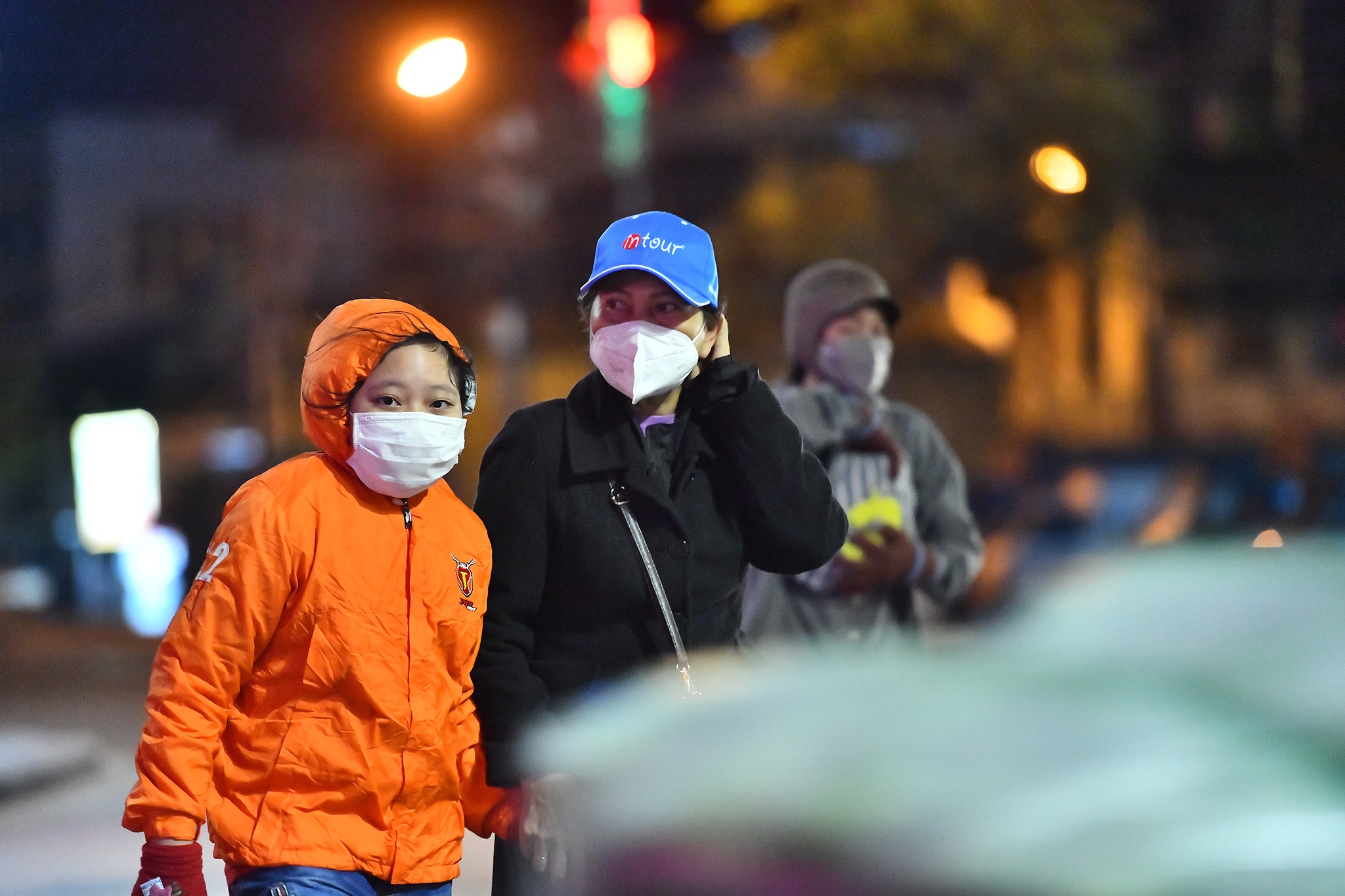 So ca mac Covid-19 tang nhanh o Ha Noi va TP.HCM hinh anh