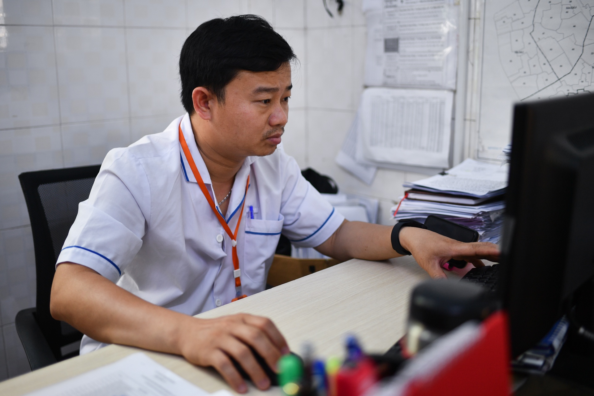 can bo tram y te cham soc F0 anh 2