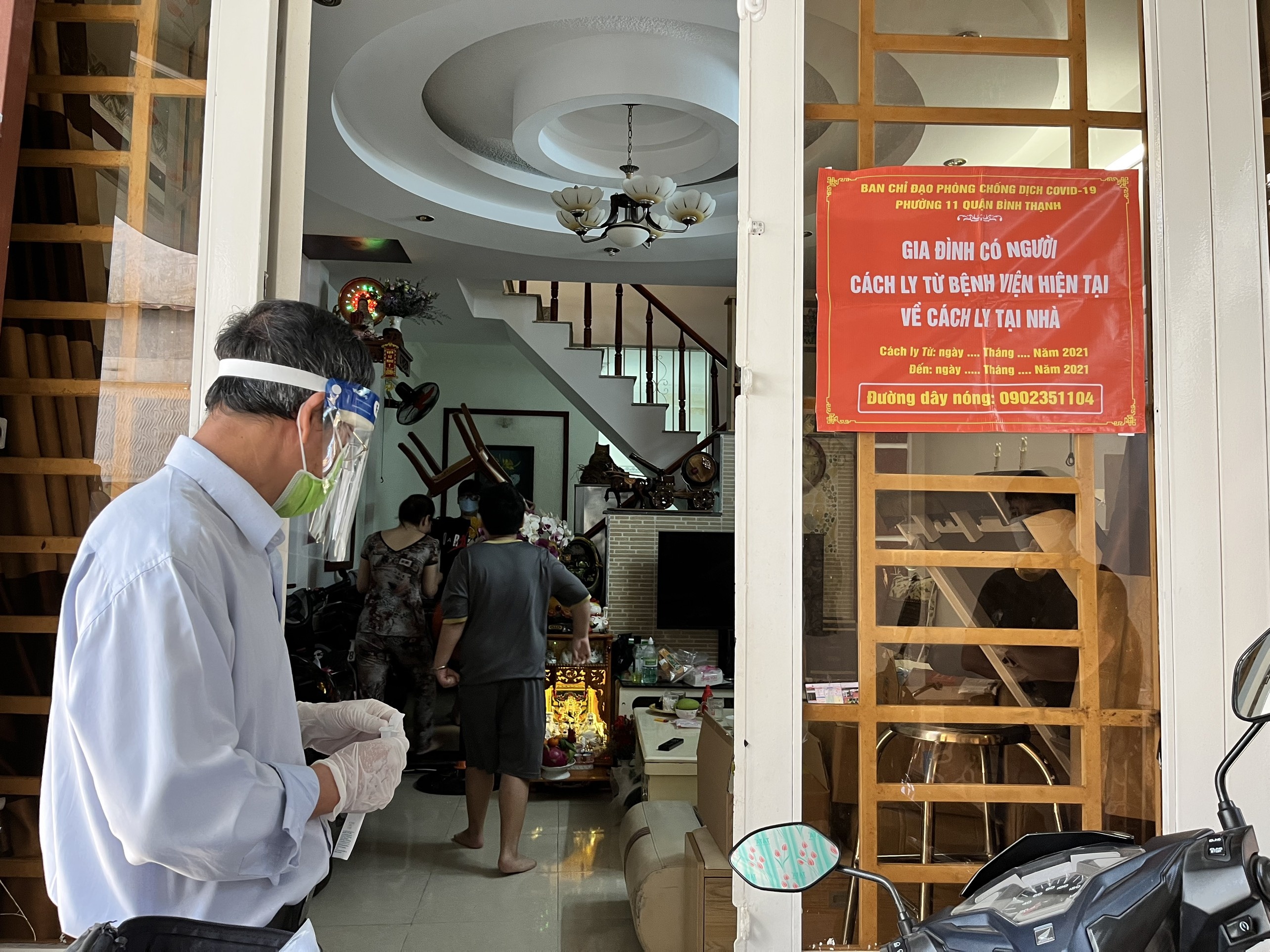 can bo tram y te cham soc F0 anh 1