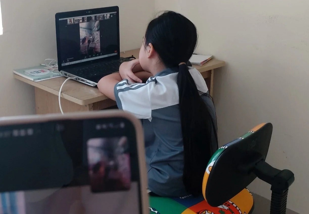 Kiet suc khi vua lam viec vua cham soc cung luc 4 F0 hinh anh