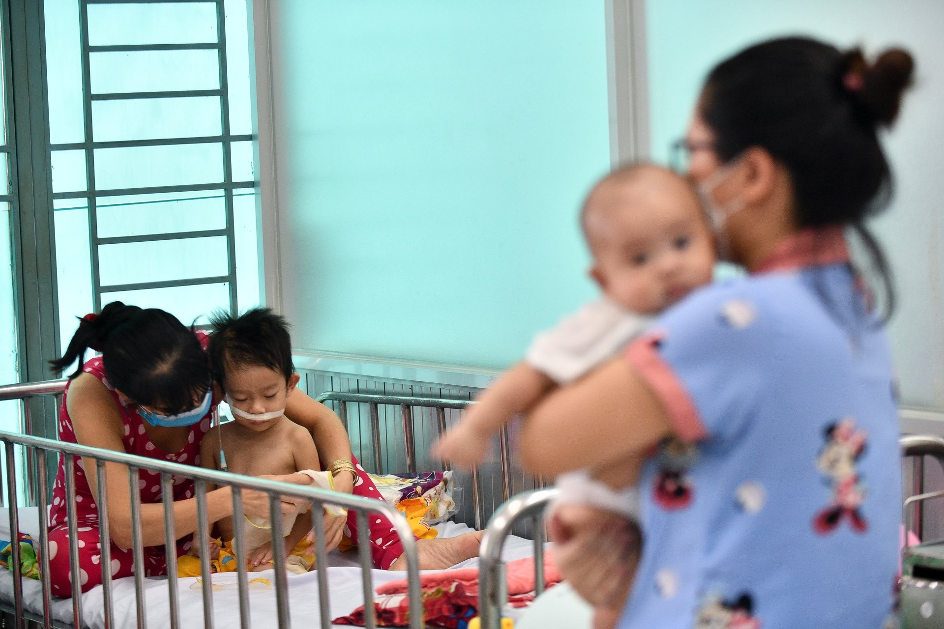 Cach theo doi nhip tho cho tre mac Covid-19 hinh anh