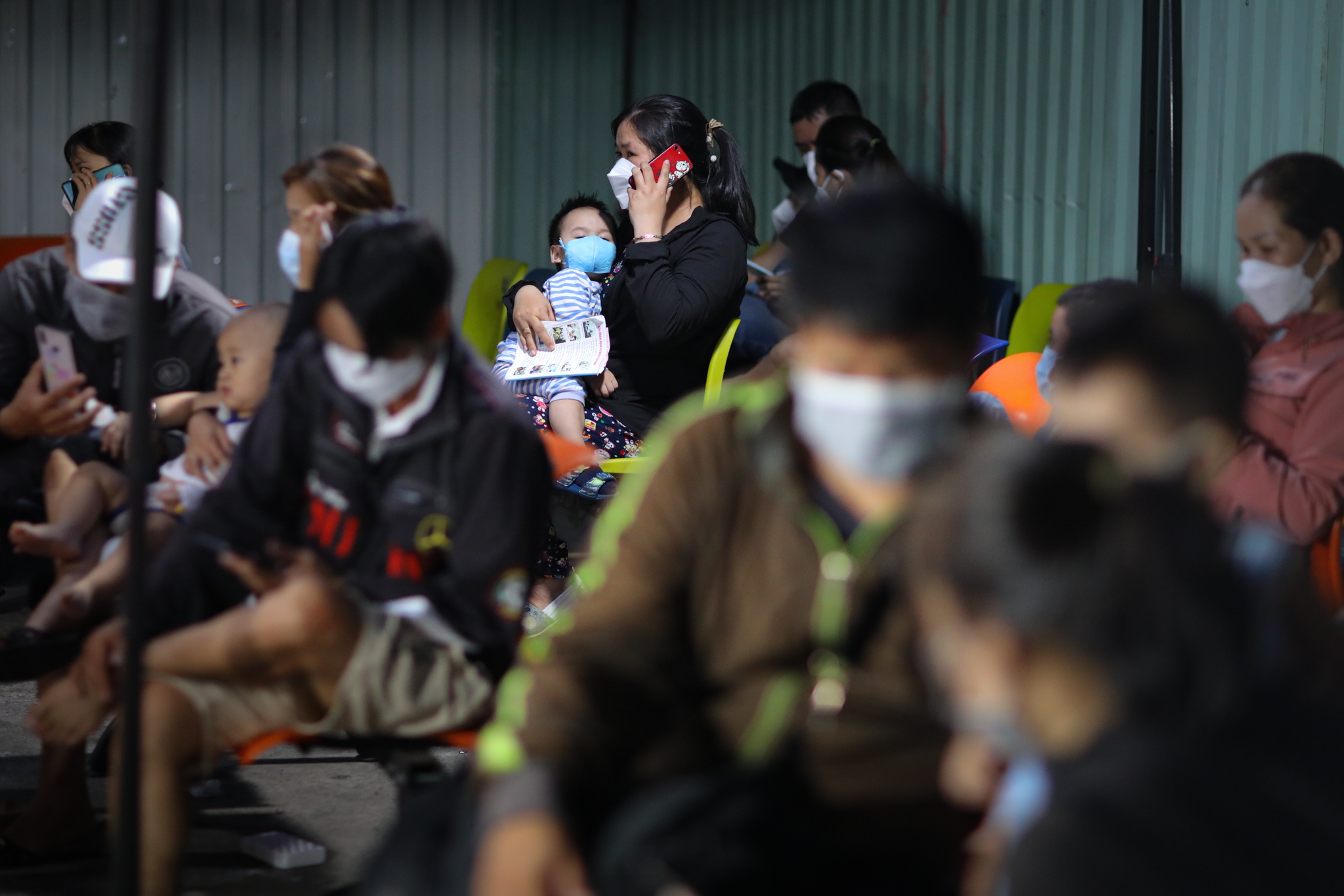 Thau dem kham va test nhanh cho tre mac Covid-19 o TP.HCM hinh anh