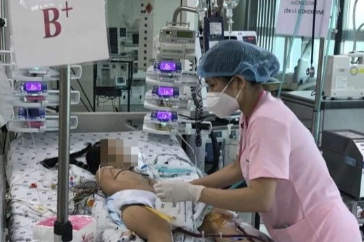 Be gai nguy kich vi di chung hau Covid-19 nang hinh anh
