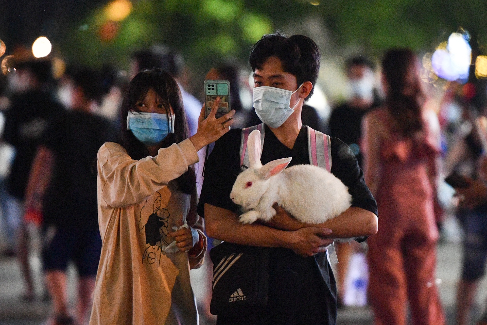 Them 24.623 ca mac Covid-19 hinh anh