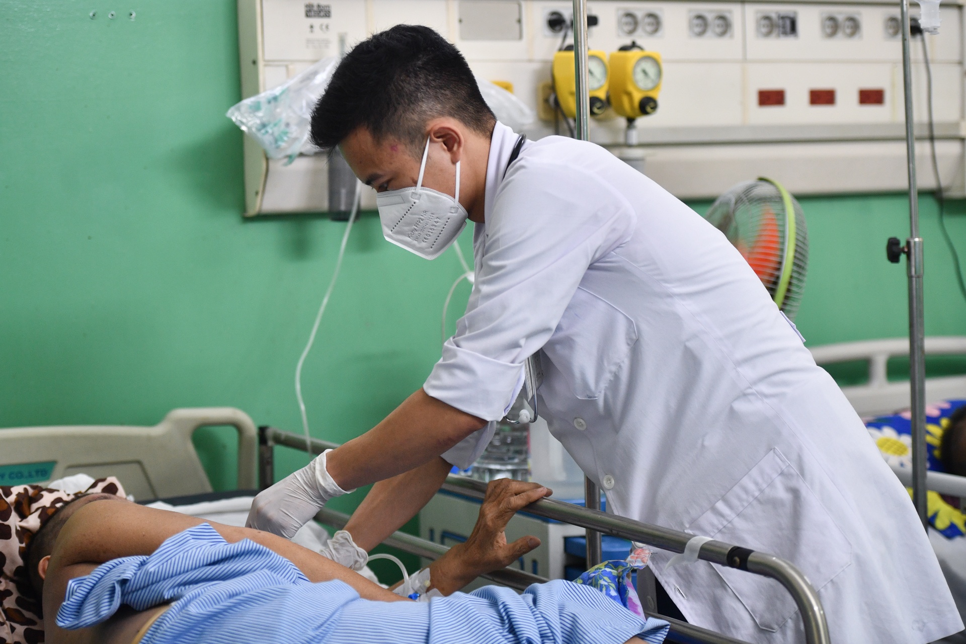 Muc do benh nao can di kham hau Covid-19? hinh anh