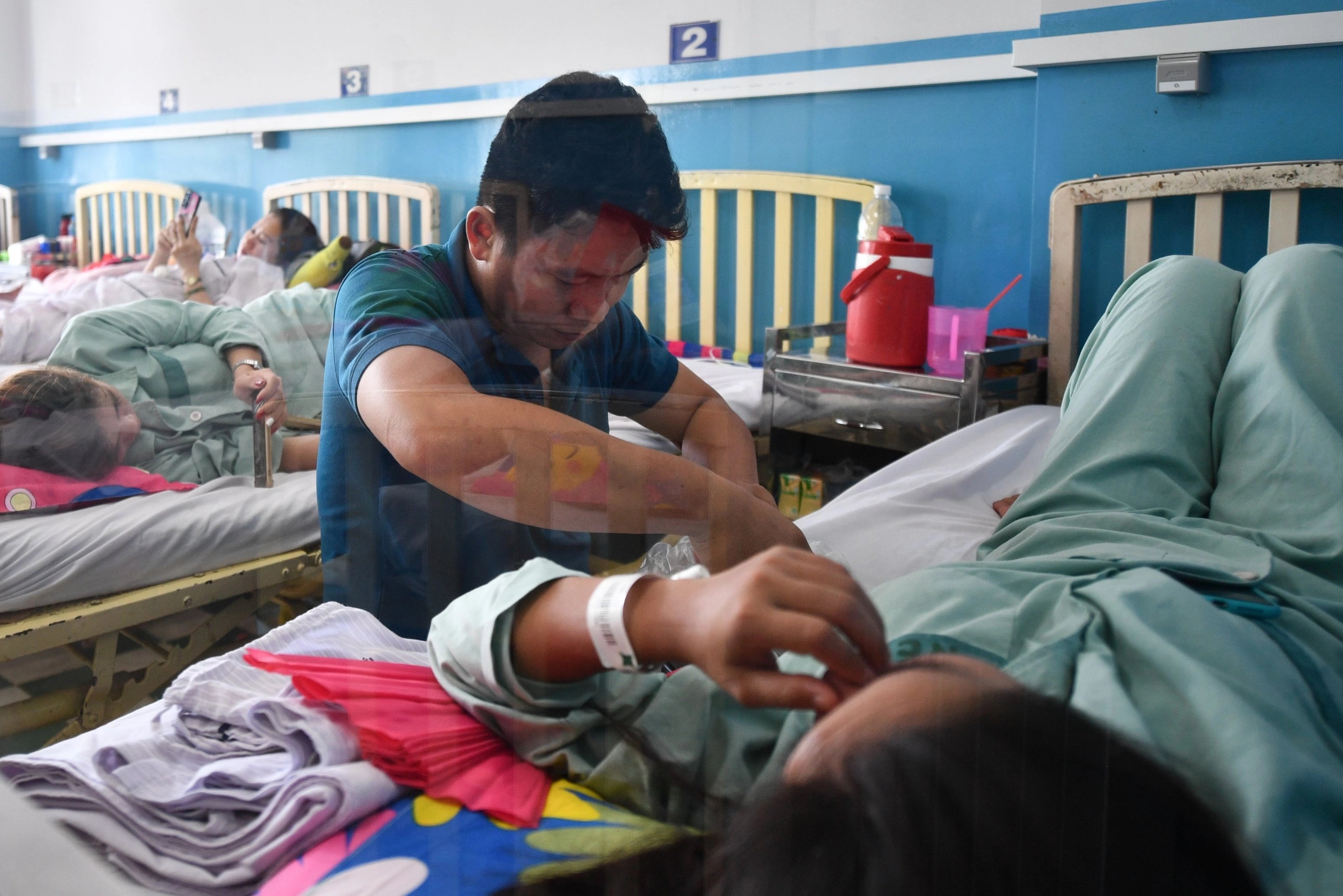 Chong buon rau nam tay vo mang thai mac sot xuat huyet hinh anh