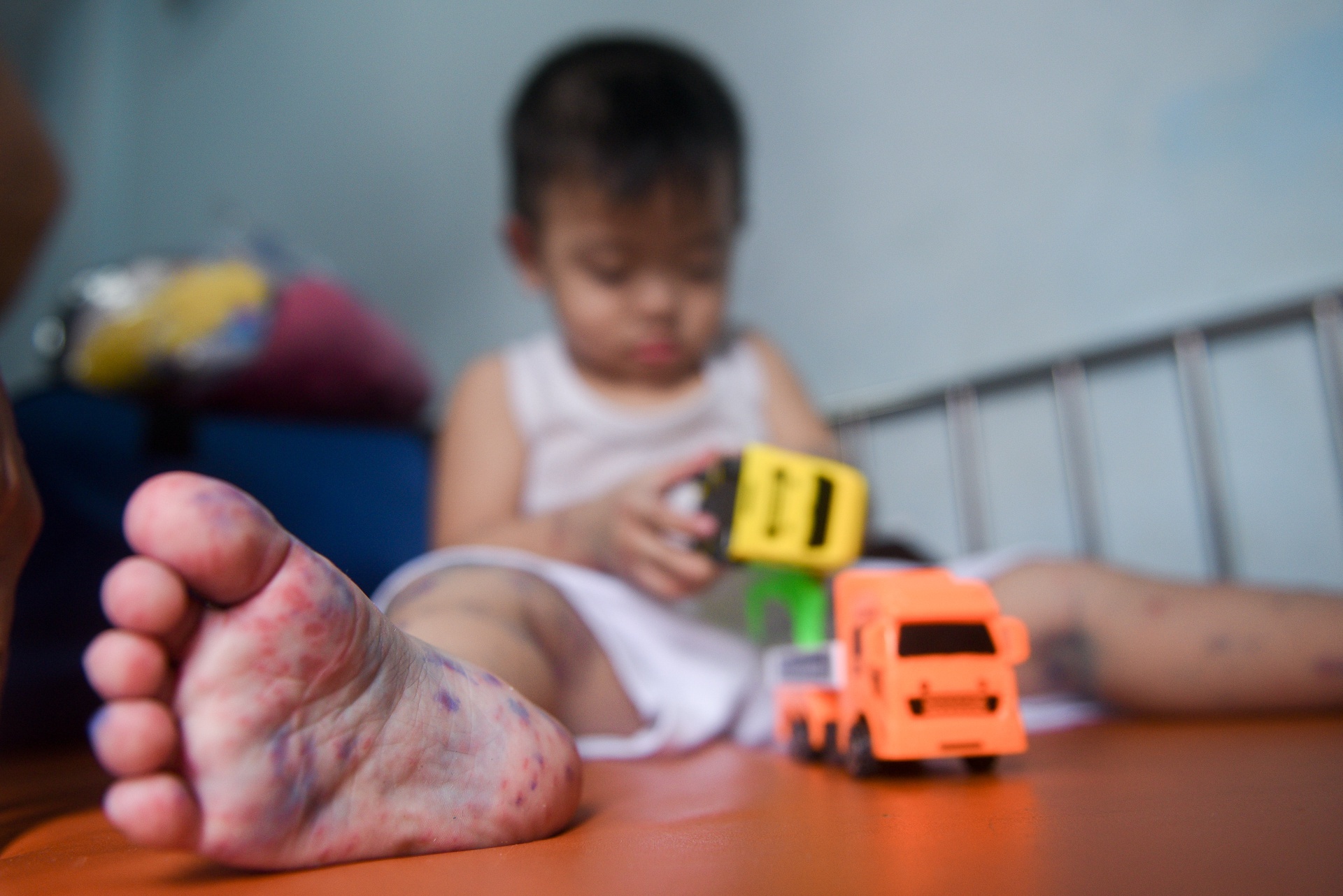 tre tu vong vi tay chan mieng anh 2