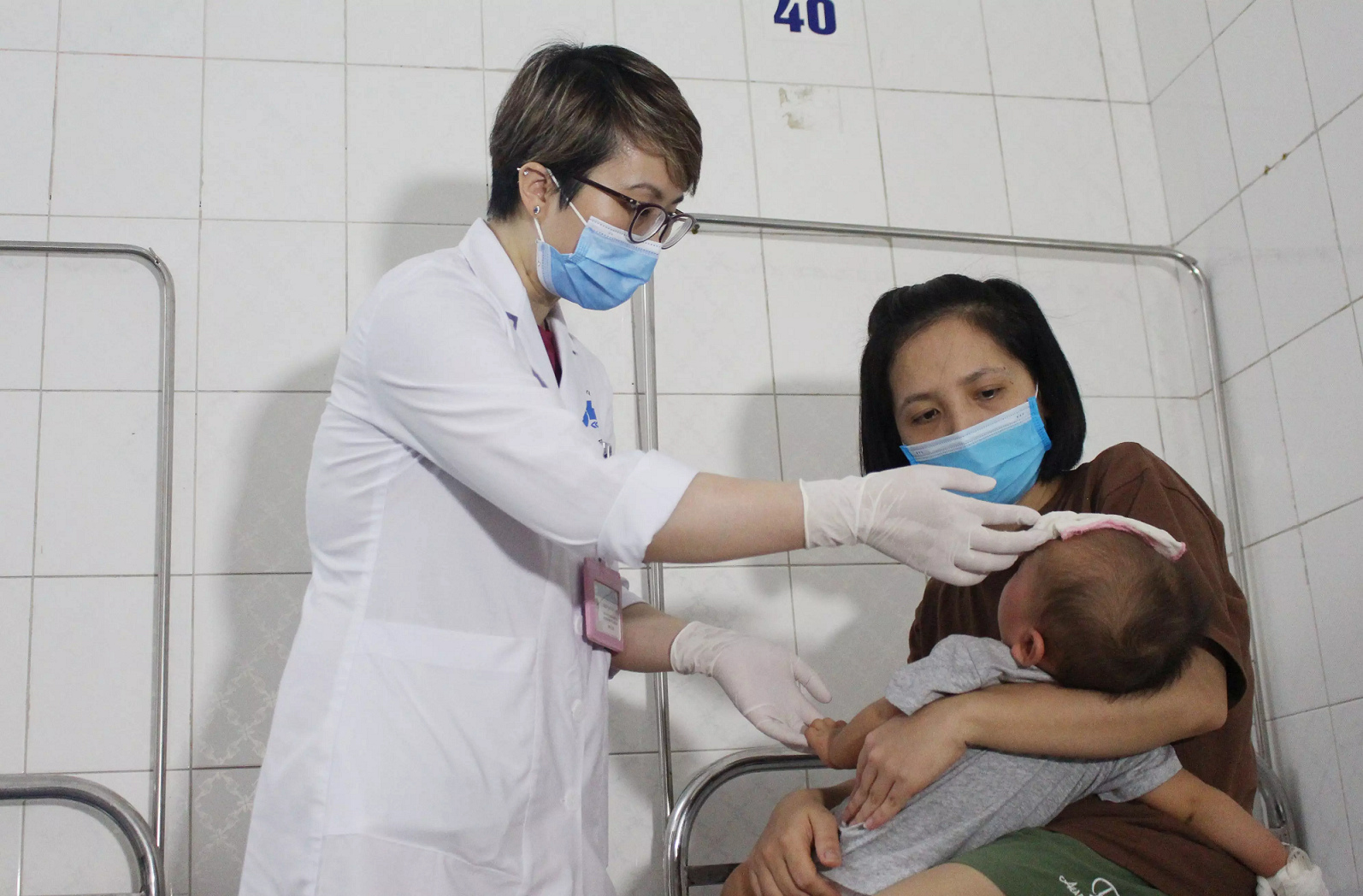 Bé 9 tháng tuổi bị bong vảy da toàn cơ thể ảnh 1 Be 9 thang tuoi bi bong vay da toan co the anh 1